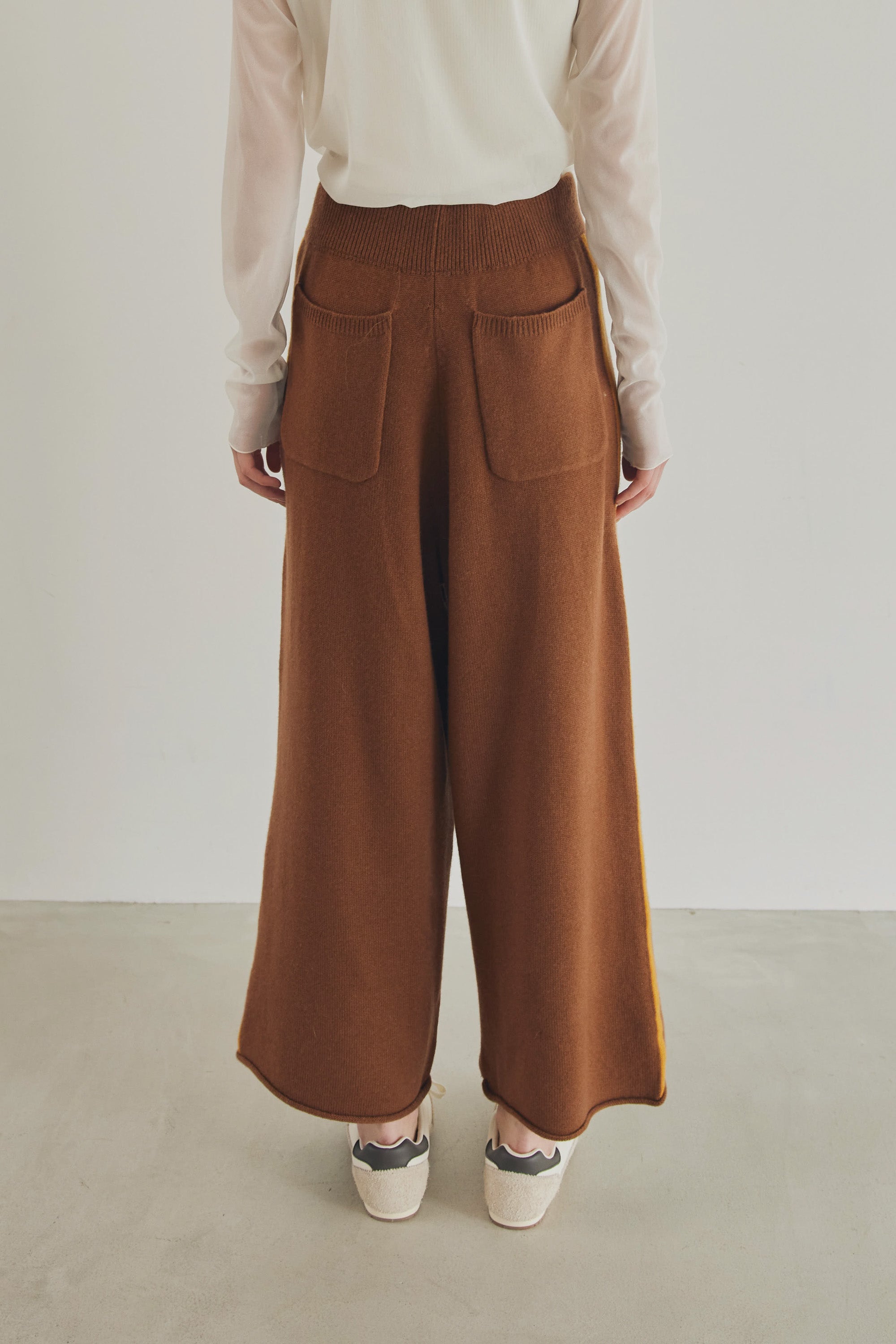 WHT24FKN4029 | side line knit pants – Brown | WHYTO