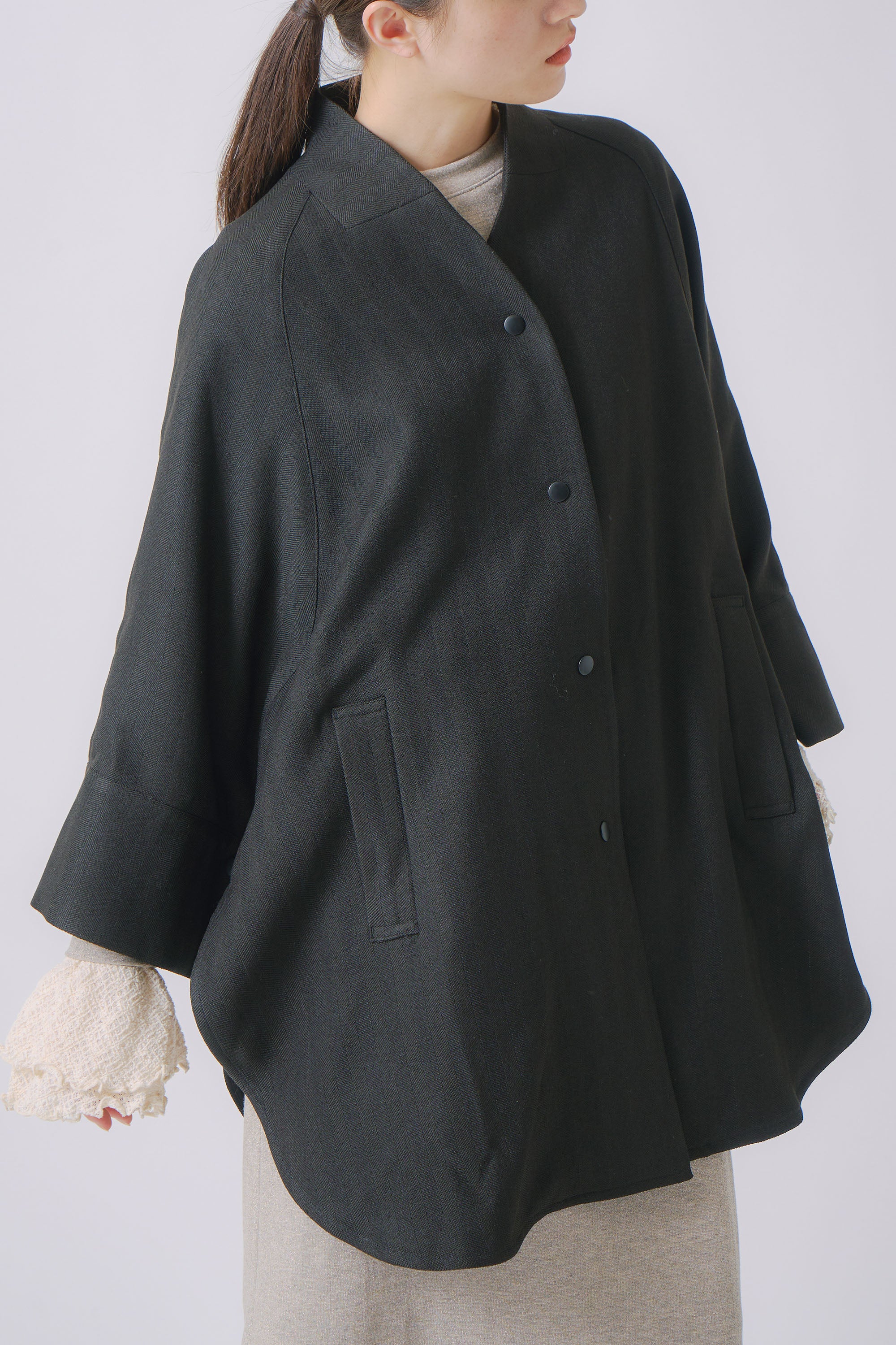 round cape jacket | Color_Black | No_wht25fjk4047_bk【WHYTO_ホワイト】【入荷予定アイテム・入荷連絡可能】