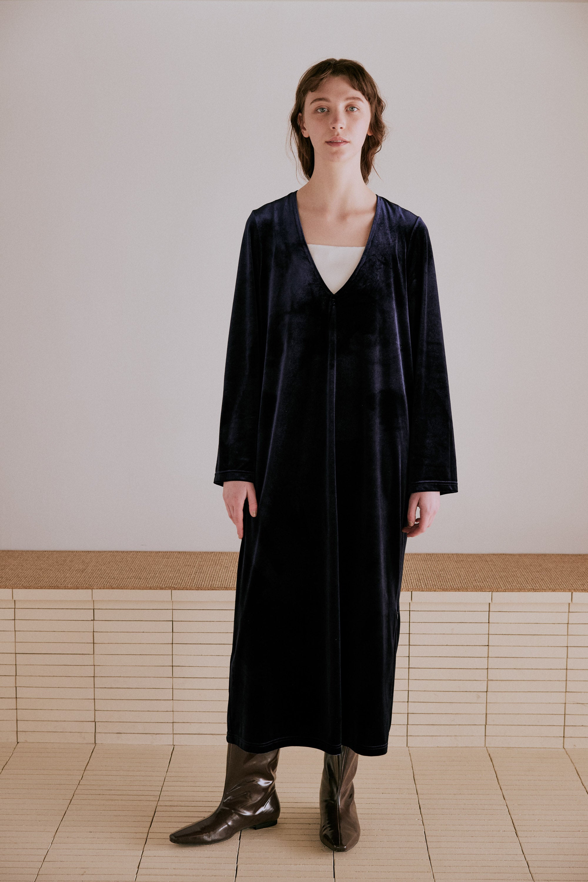 v slit velour dress | Color_Black | No_wht25fop4072_bk【WHYTO_ホワイト】【入荷予定アイテム・入荷連絡可能】