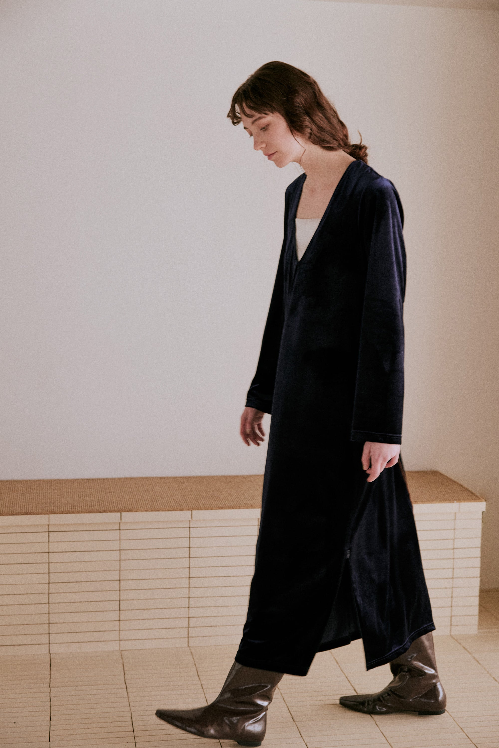 v slit velour dress | Color_Black | No_wht25fop4072_bk【WHYTO_ホワイト】