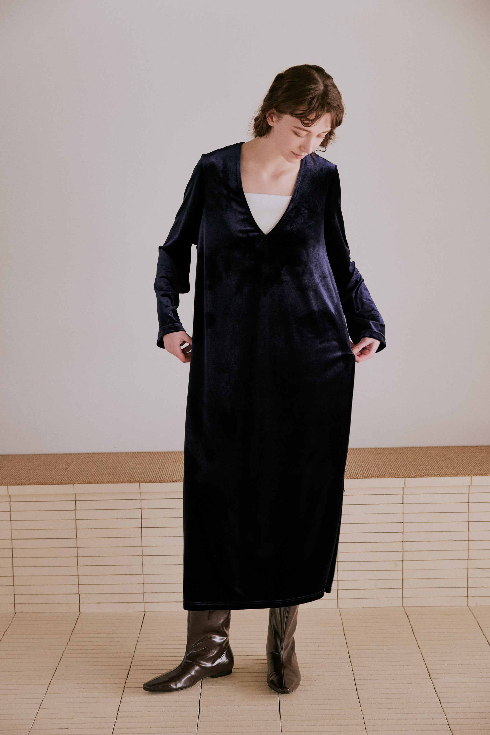 v slit velour dress | Color_Black | No_wht25fop4072_bk【WHYTO_ホワイト】【入荷予定アイテム・入荷連絡可能】