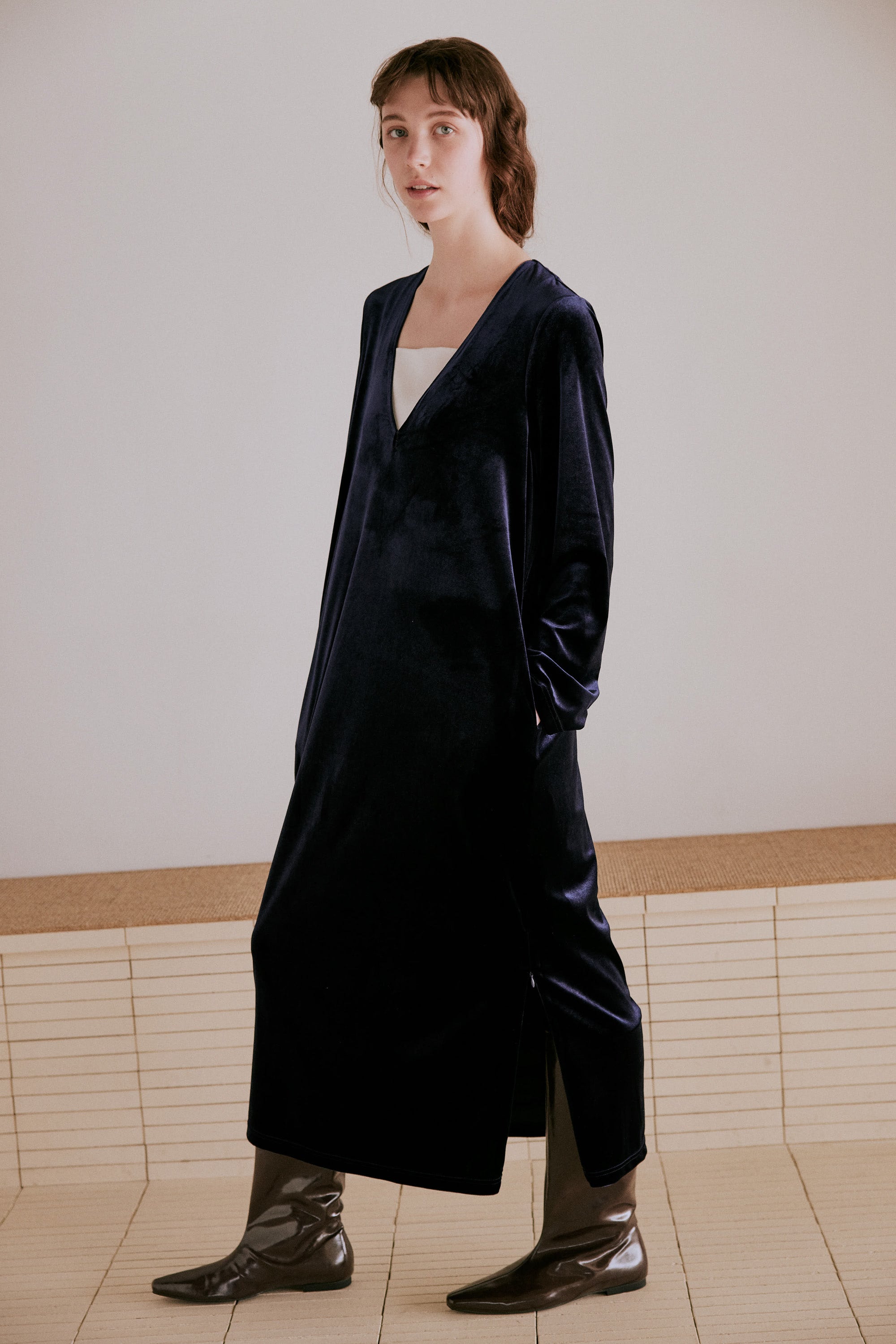 v slit velour dress | Color_Black | No_wht25fop4072_bk【WHYTO_ホワイト】【入荷予定アイテム・入荷連絡可能】