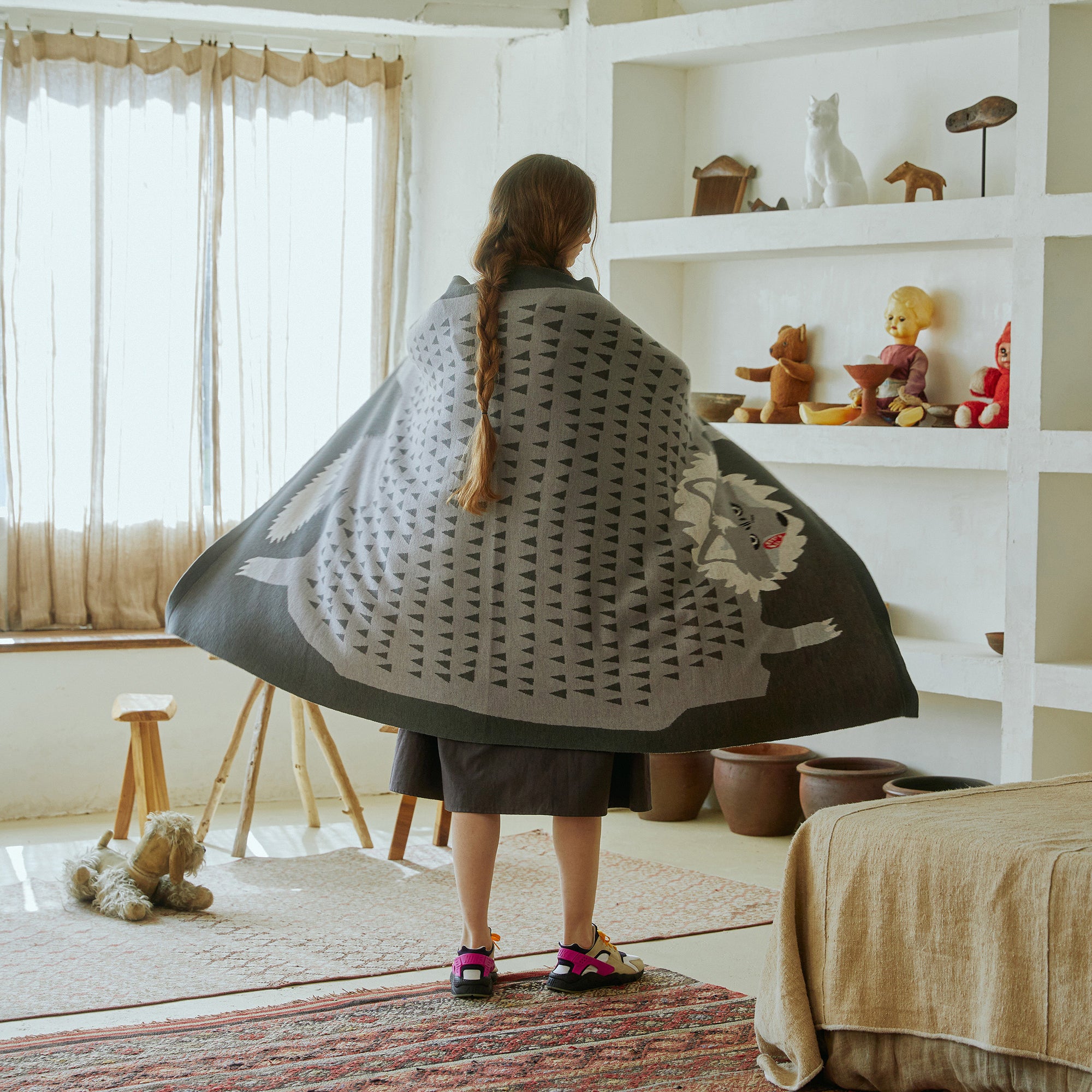 No:bsd23AW-32b | Name:Carpet Animals Big Stole | Color:Wolf【BEDSIDEDRAMA_ベッドサイドドラマ】【archive】