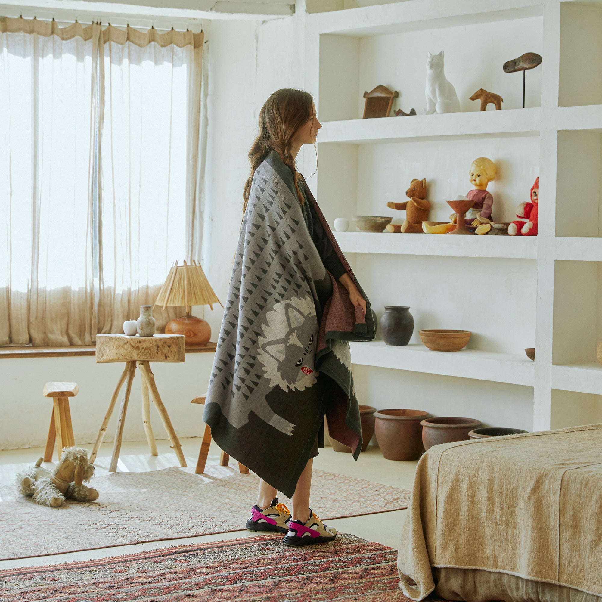 No:bsd23AW-32b | Name:Carpet Animals Big Stole | Color:Wolf【BEDSIDEDRAMA_ベッドサイドドラマ】