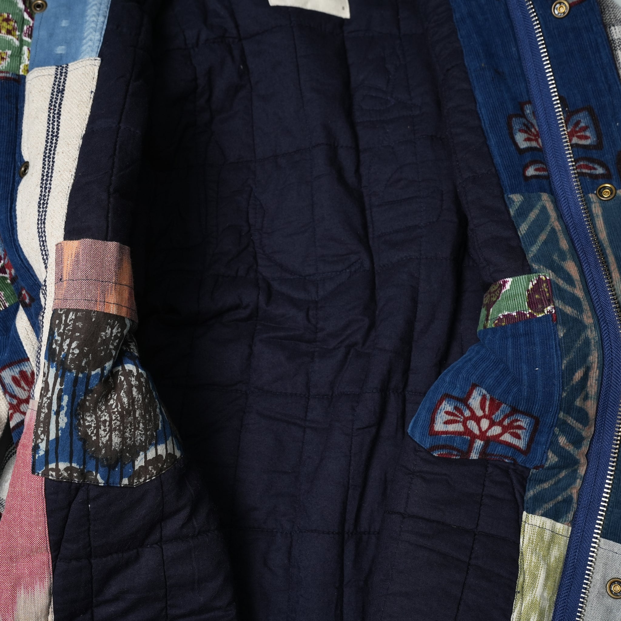 karudo2023aw10 | SANTOS_SANTOSDESCRIPTION: QUILTED LONG COAT WITHZIP & SNAP BUTTONS | Color:Patchwork 04【KARDO_カルド】