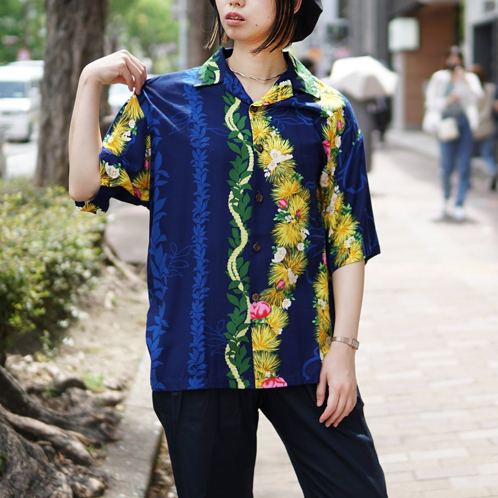 Name:Men's Aloha Shirt-Ohia | Color:Green/Navy | No:542-HASMB【Hilo Hattie ヒロハッティ】【UNISEX ユニセックス】【アロハシャツ】【202003】【ネコポス選択可能】-HILO HATTIE-ADDICTION FUKUOKA