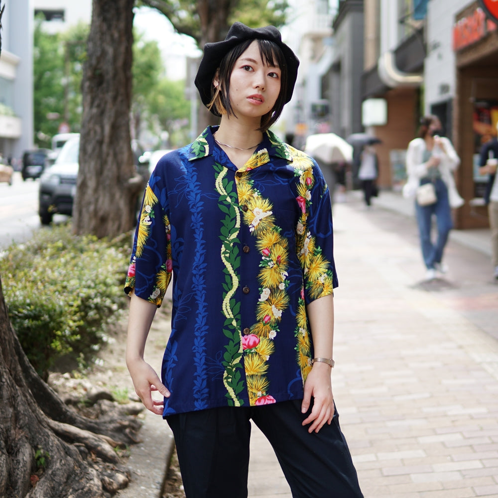 Name:Men's Aloha Shirt-Ohia | Color:Green/Navy | No:542-HASMB【Hilo Hattie ヒロハッティ】【UNISEX ユニセックス】【アロハシャツ】【202003】【ネコポス選択可能】-HILO HATTIE-ADDICTION FUKUOKA