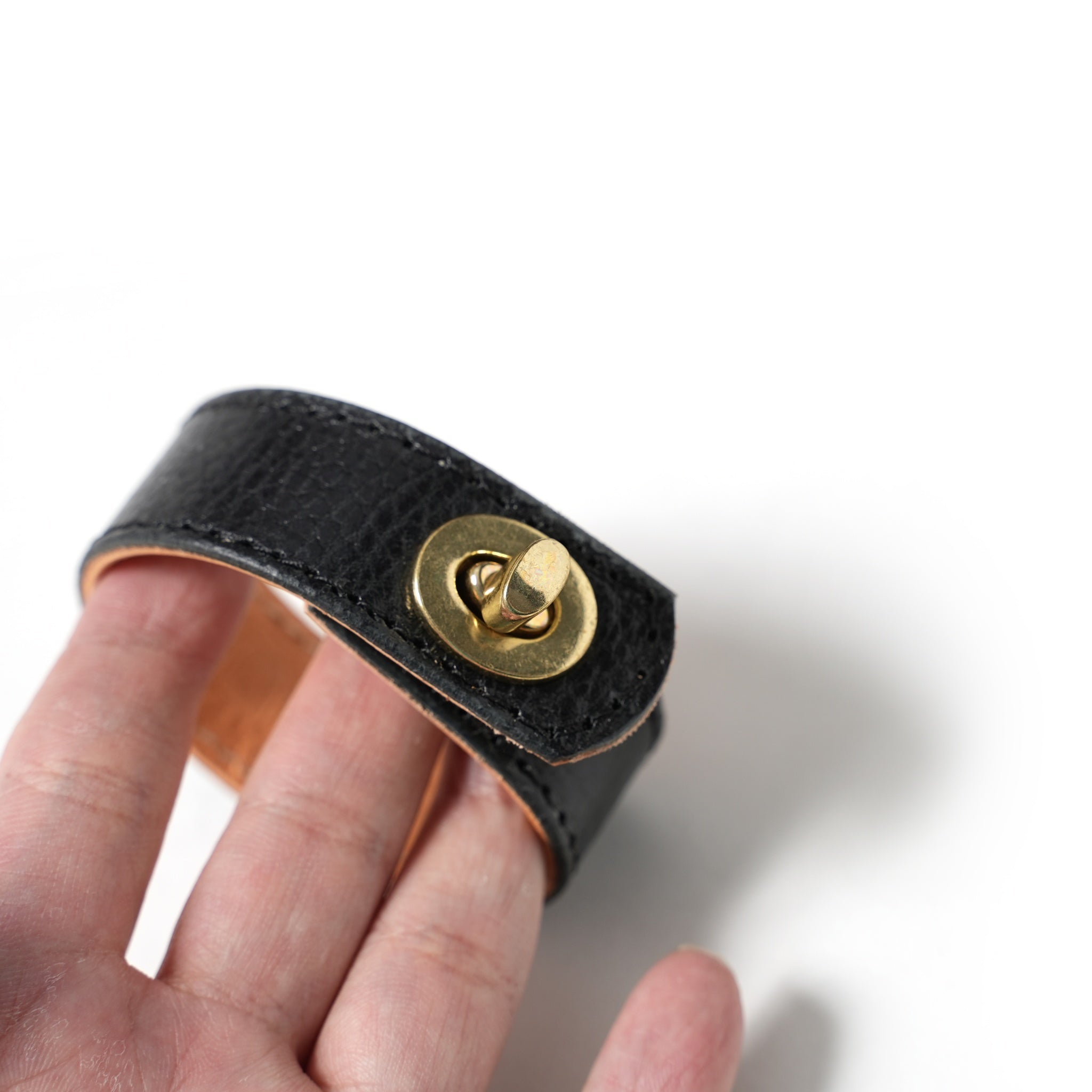 RG991915 | ひねりブレス | Color:BLACK【SARANAM_サラナン】【ネコポス選択可能】
