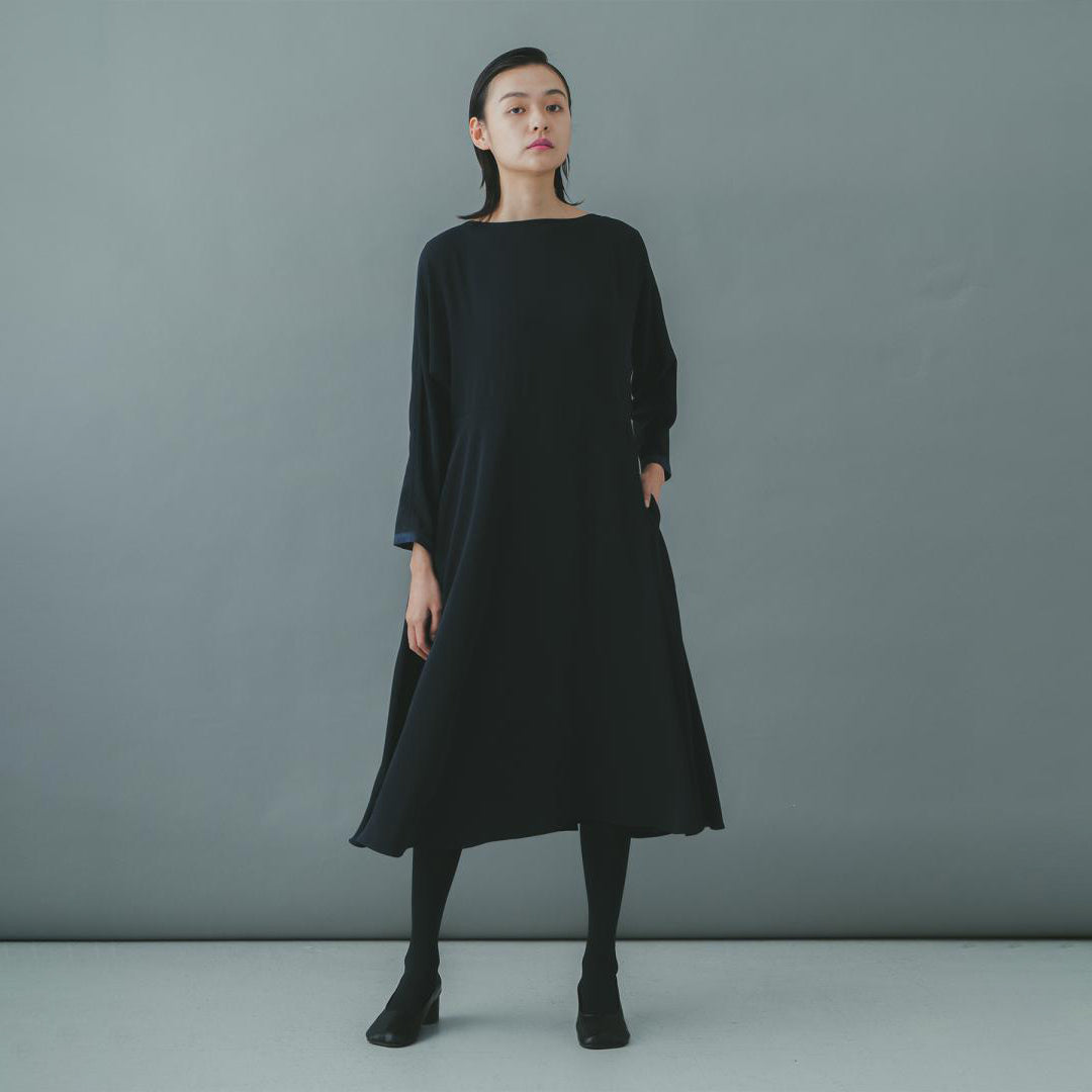 WHT22FOP4009 | Pearl button flare dress | Color:Black/Navy【WHYTO_ホワイト】