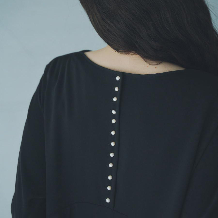 WHT22FOP4009 | Pearl button flare dress | Color:Black/Navy【WHYTO_ホワイト】