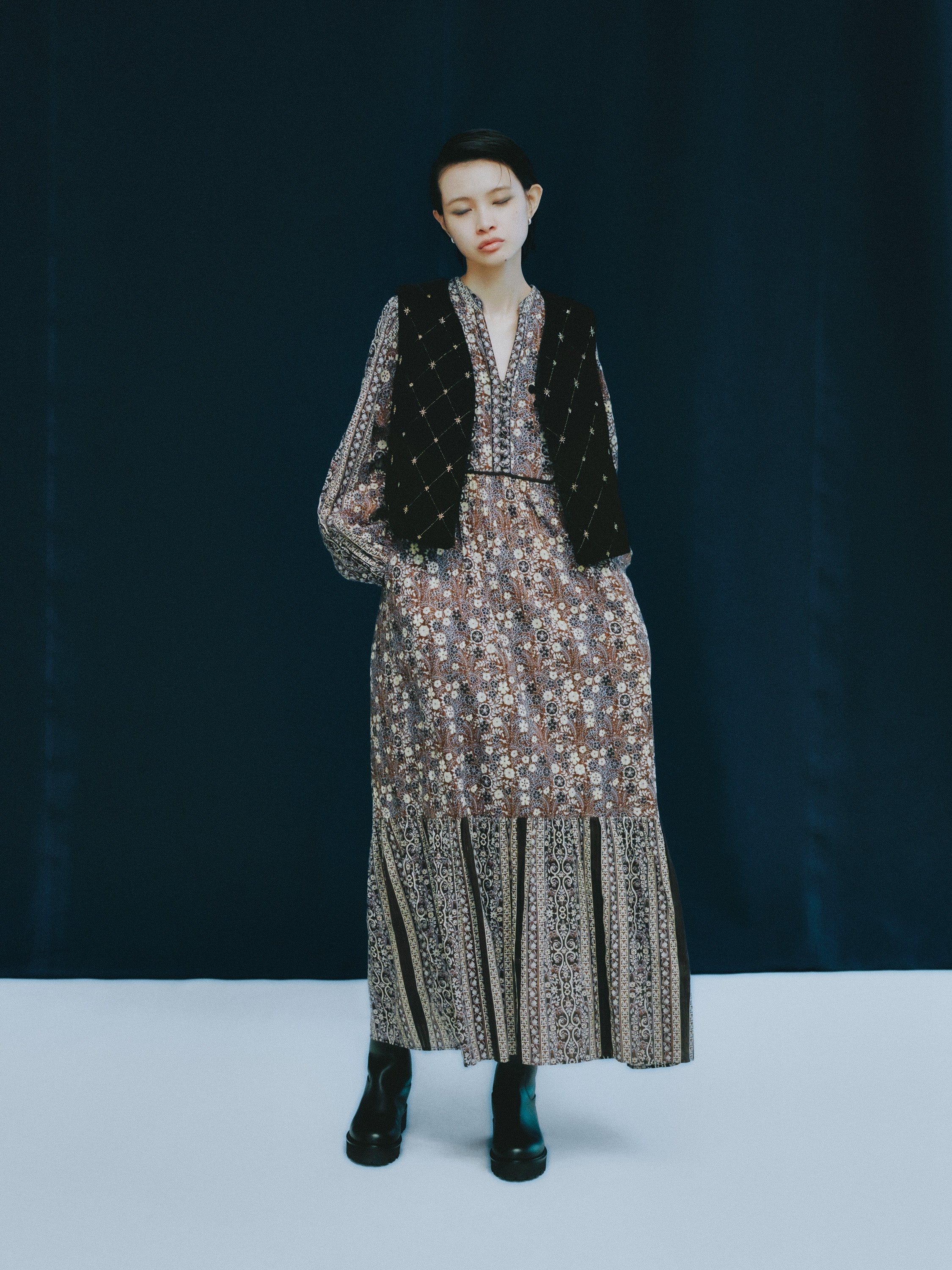 VELVET BEADS EMBROIDERY VEST | Color_Black | No_020952sn3_black【SARA MALLIKA_サラマリカ】