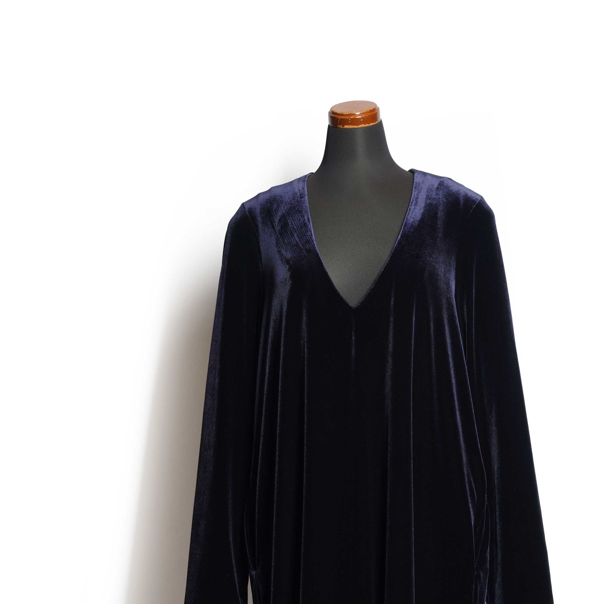 v slit velour dress – Navy | WHYTO
