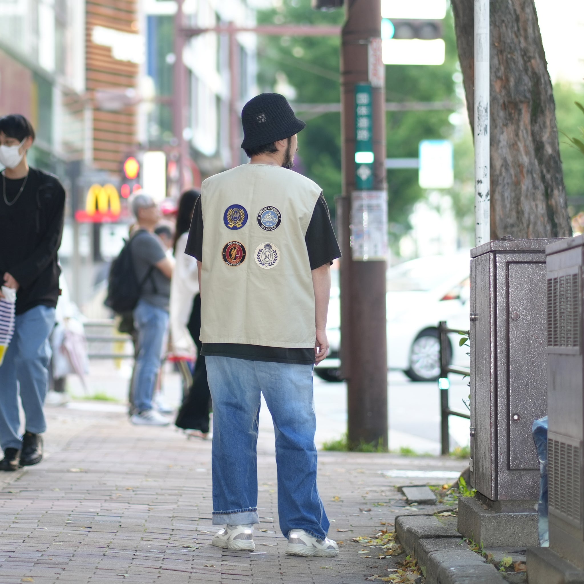 23＃01373-7010 | BOYSCOUT VEST-PATCHES | Color:ベージュ【MINAMI  ANDERSON_ミナミアンダーソン】 - ベージュ / M