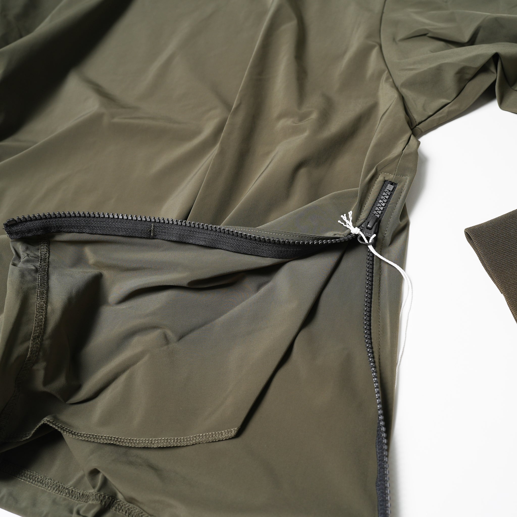 No:UN-009_AW23 | Name:BOX STRETCH SMOCK L/S | Color:Olive【UNTRACE_アントレース】