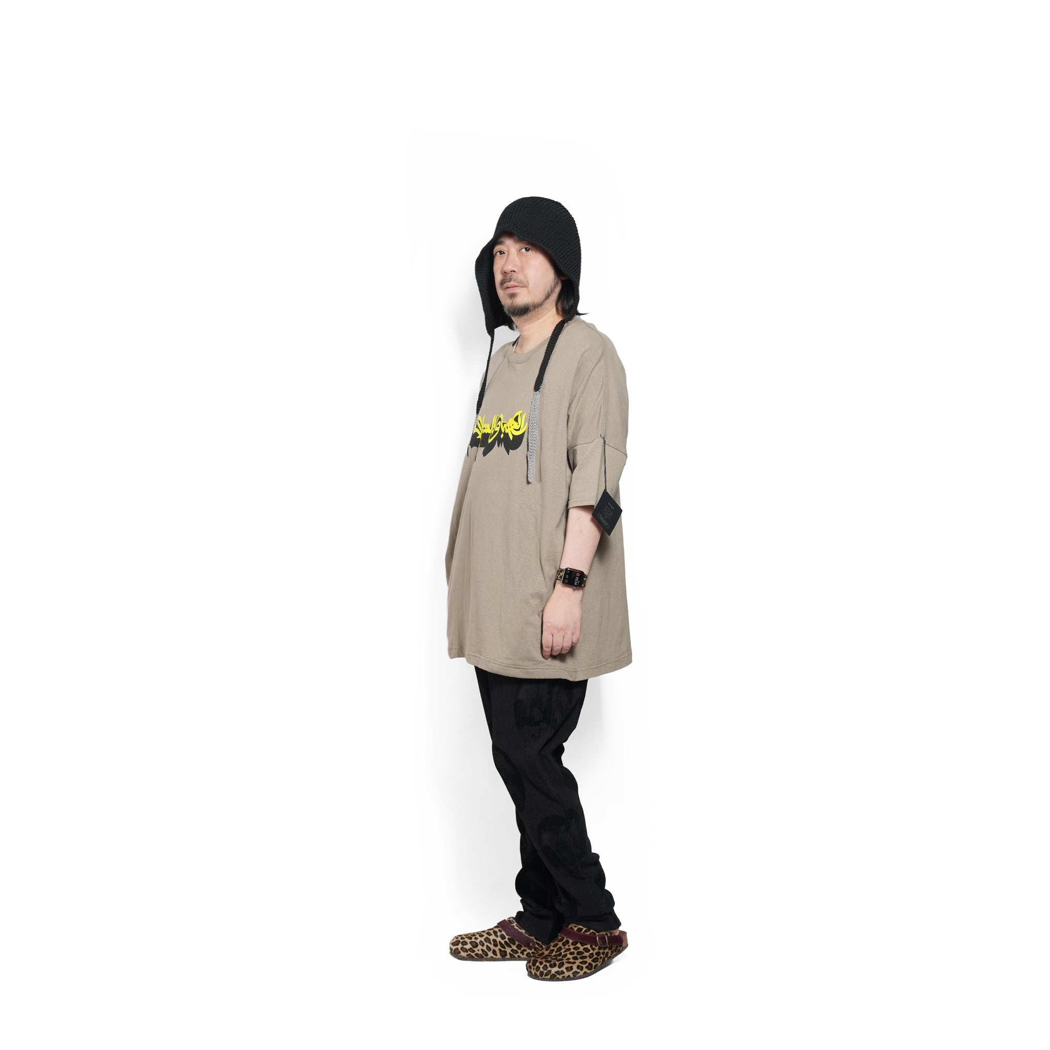 ARABIC L&P Tee – Khaki | STOF | 入荷予定アイテム