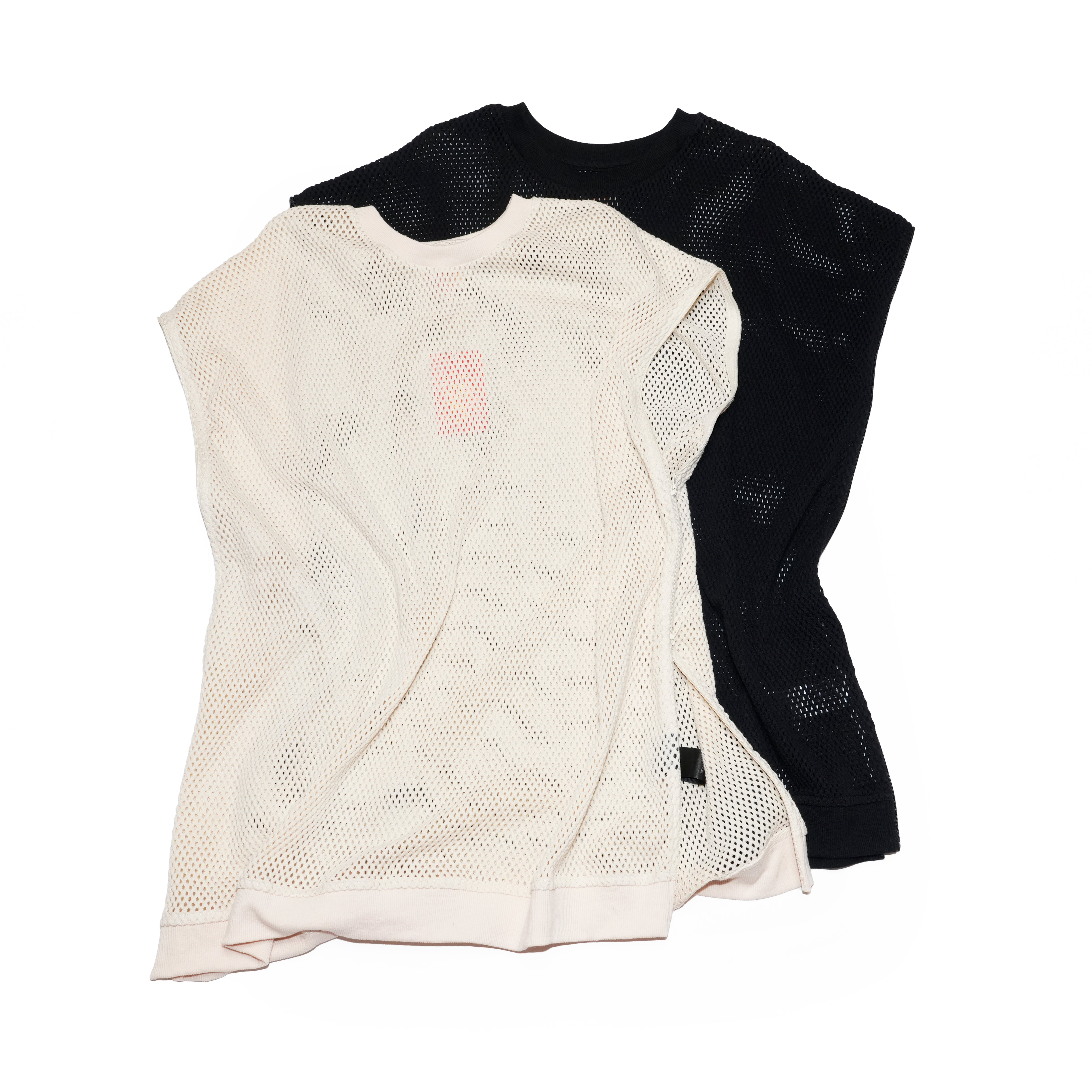 IMPRESTOREのメッシュノースリーブTシャツ（ナチュラル/ブラック）。サイドジップ付きでシルエット調整可能なユニセックス仕様。
