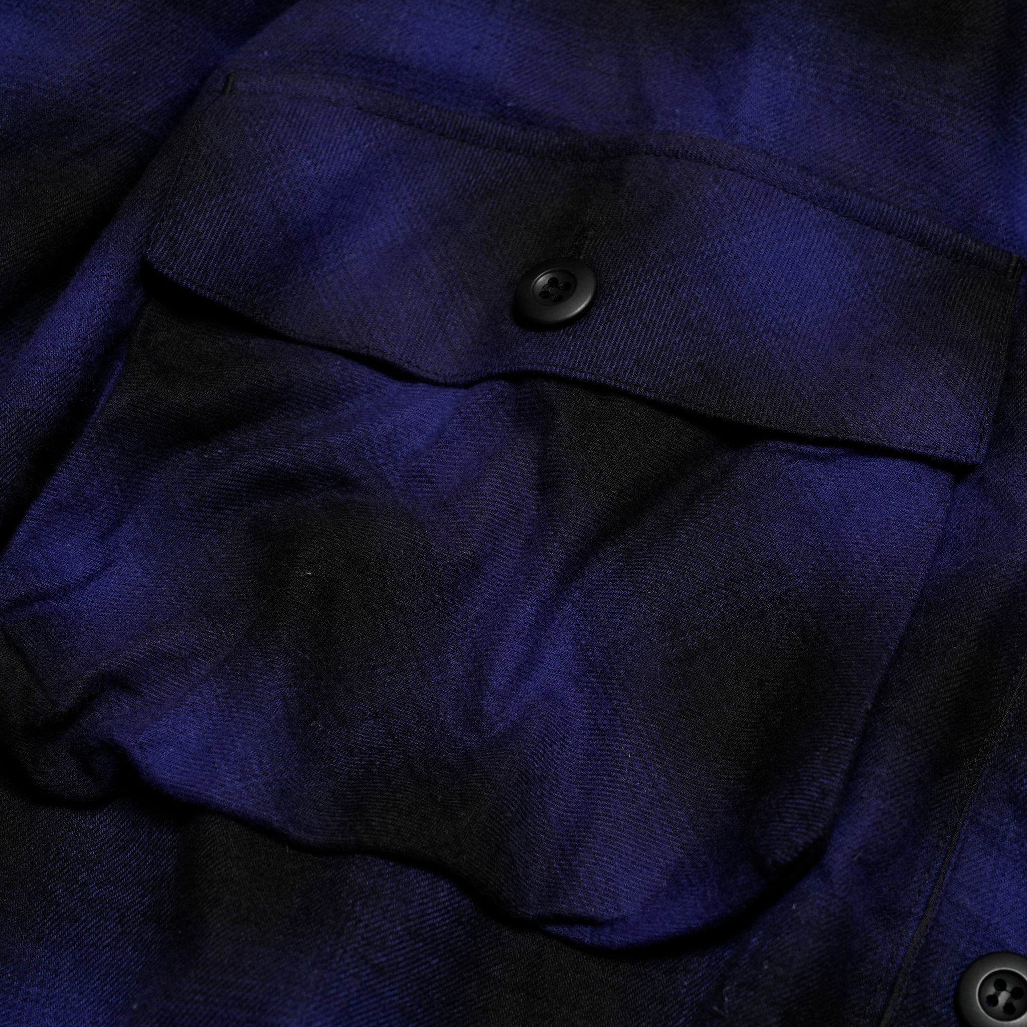 ブルーのオンブレチェック柄とゆったりした身幅が特徴のVIRGOワイドチェックシャツ。前身頃のネル素材の風合いが分かるカット。
