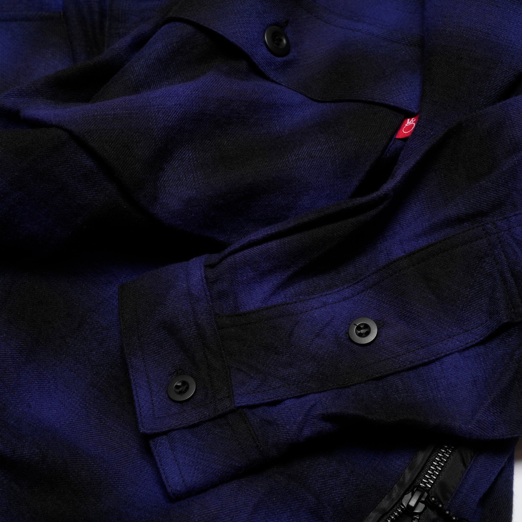 VIRGOのBATTLECHECK OVERDRIVE SHIRTSのネル素材アップ。発色の良いブルーのオンブレチェック柄と起毛感のある生地表情。
