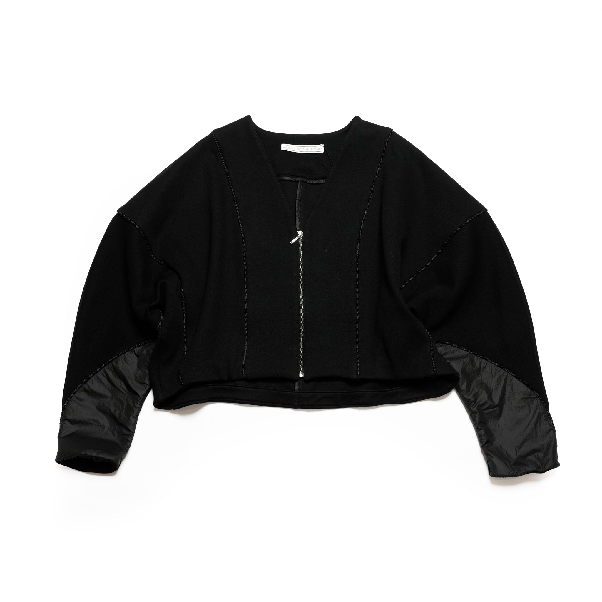 ANGELINAのブラックカラーのパイピング切替ブルゾン。ダンボールカットソー素材を使用し、モダンなコントラストパイピングが特徴のショート丈アウター。
