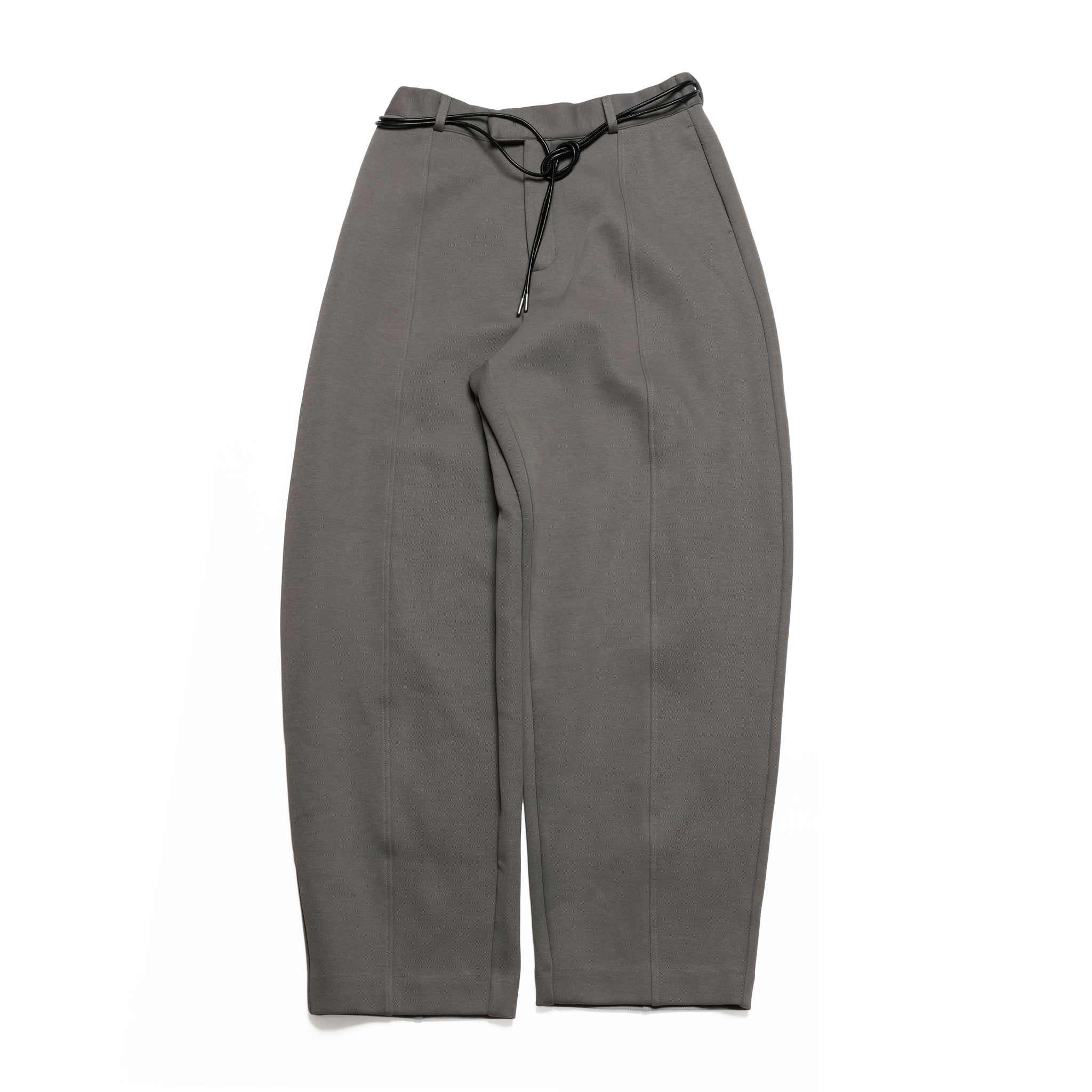 ANGELINAのMグレーカラーのバナナカーブパンツ。立体的なシルエットとダンボールカットソー素材で、モードかつリラックス感のあるデザイン。
