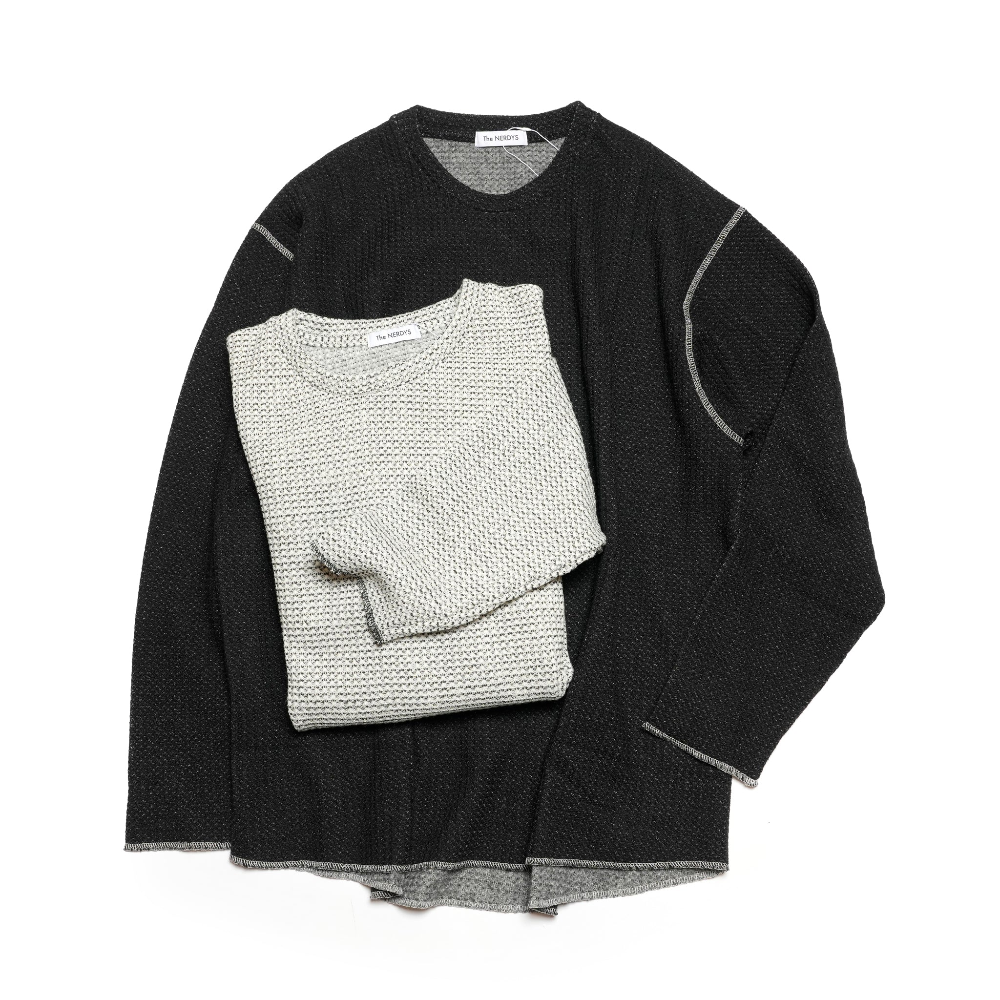The NERDYSの配色ステッチが特徴のKNIT PRINT CUTSEW。裏起毛の7Gニット素材が温かく、ラウンド裾が印象的。

