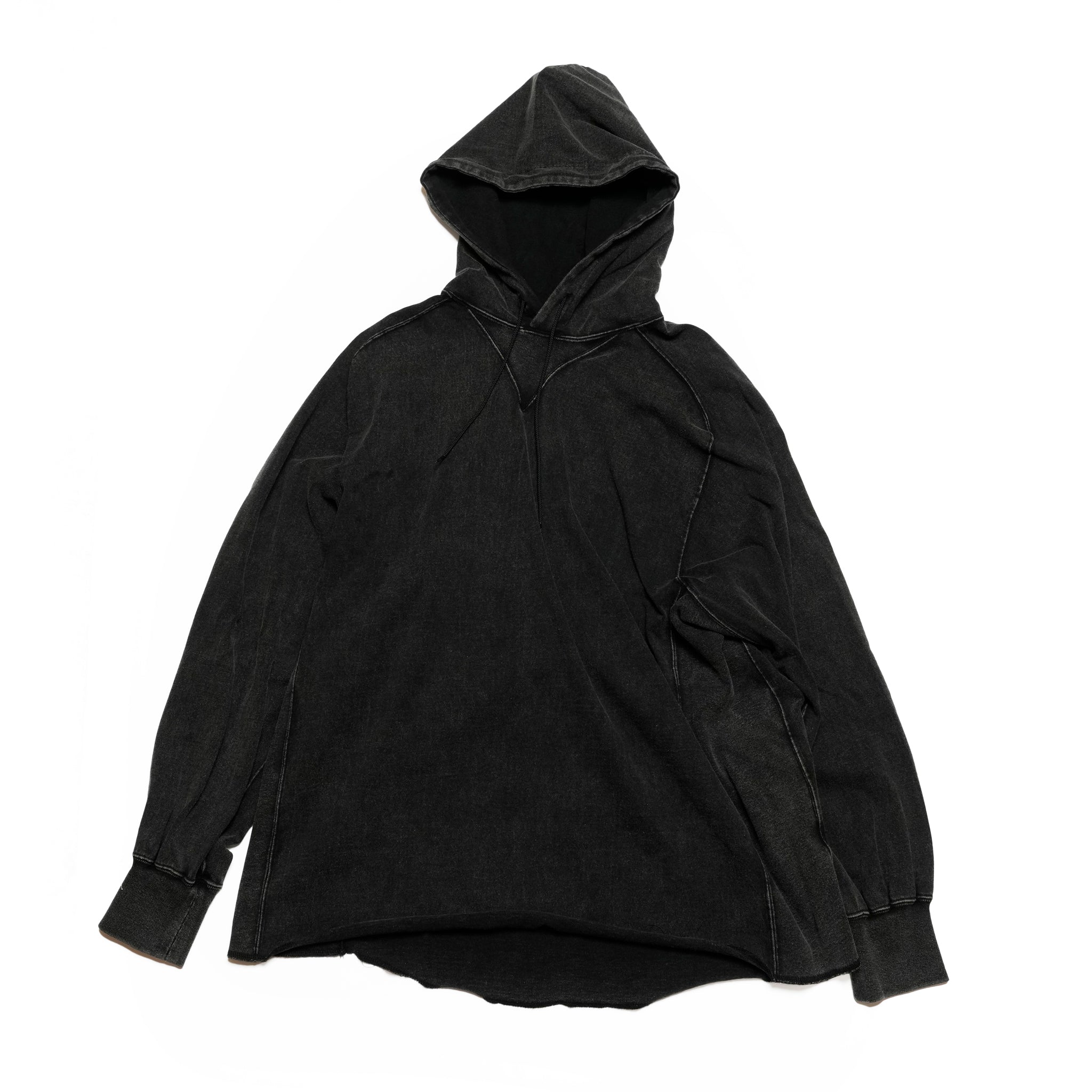 空紡糸で仕立てたTシャツ素材の軽量フーディー。ビンテージ感ある黒の褪せ感と立体フードが特徴。
