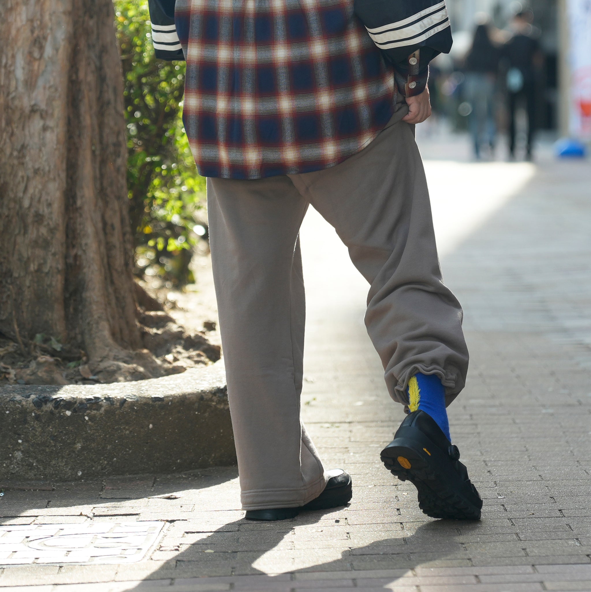 立体裁断とダーツが施されたザラっとした質感のスウェットパンツ。ゆったりシルエットながらすっきり見える設計。
