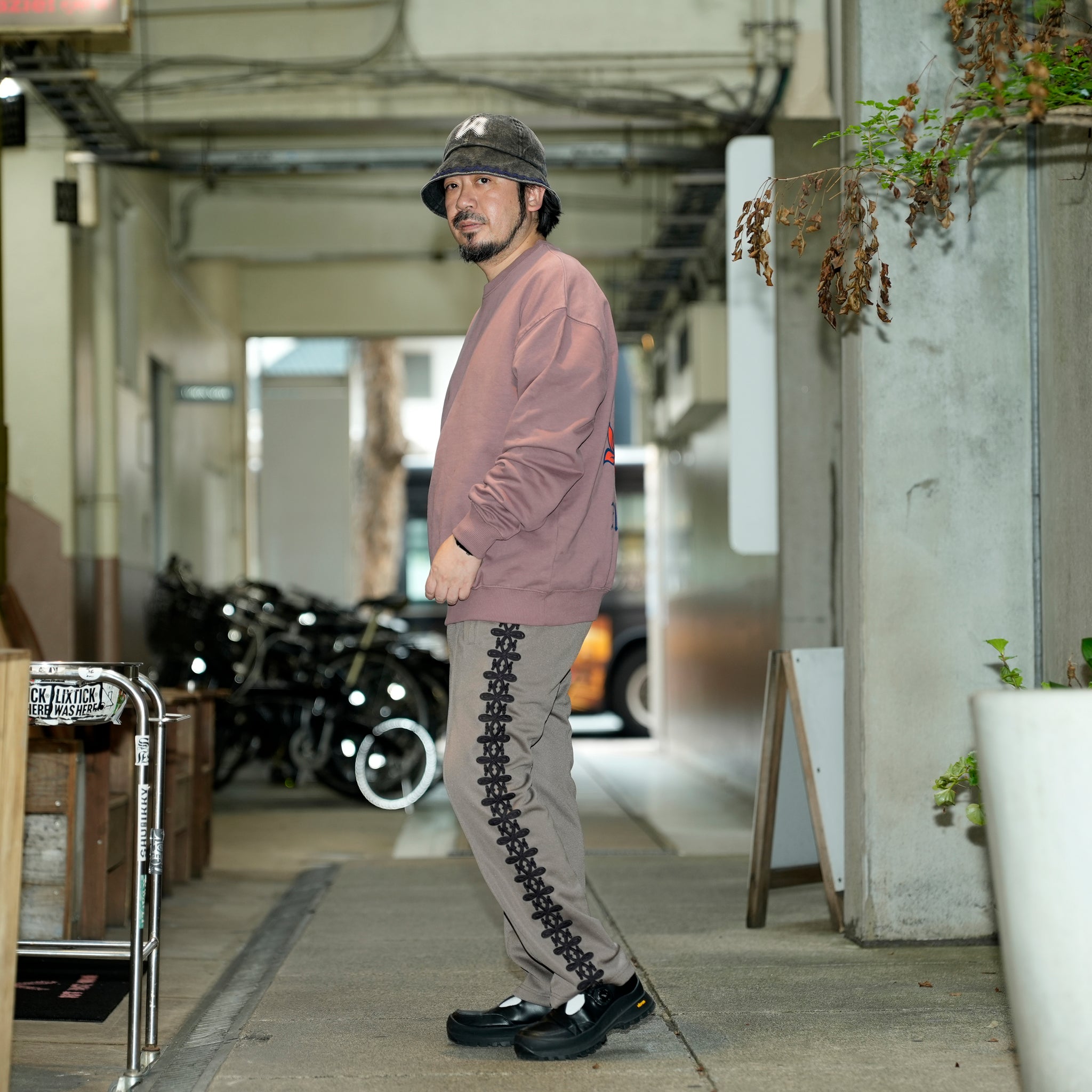C2613902 | FLOWER EYES CREW SWEAT | Color_04-Smoke pink |【NASNGWAM_ナスングワム】