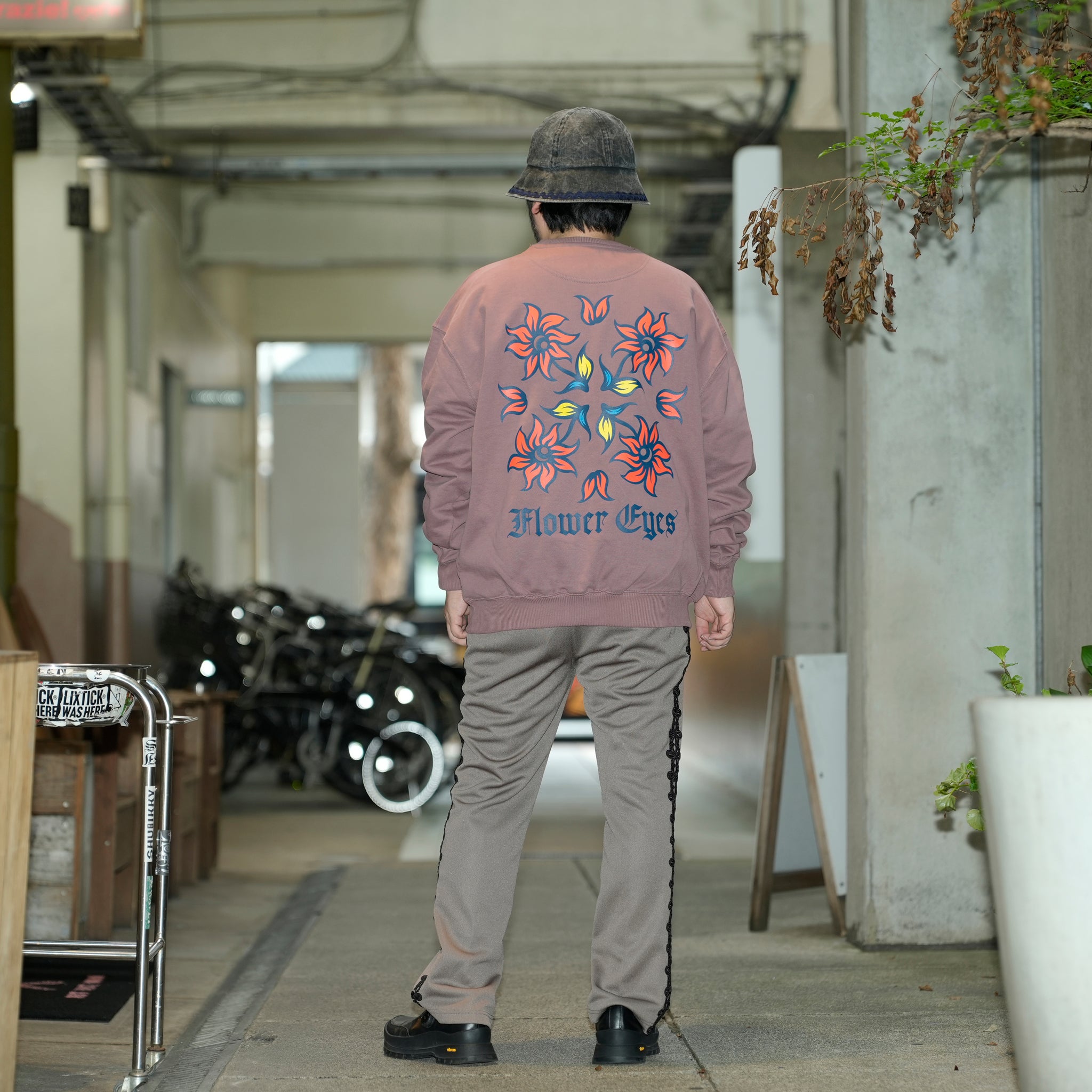 C2613902 | FLOWER EYES CREW SWEAT | Color_04-Smoke pink |【NASNGWAM_ナスングワム】