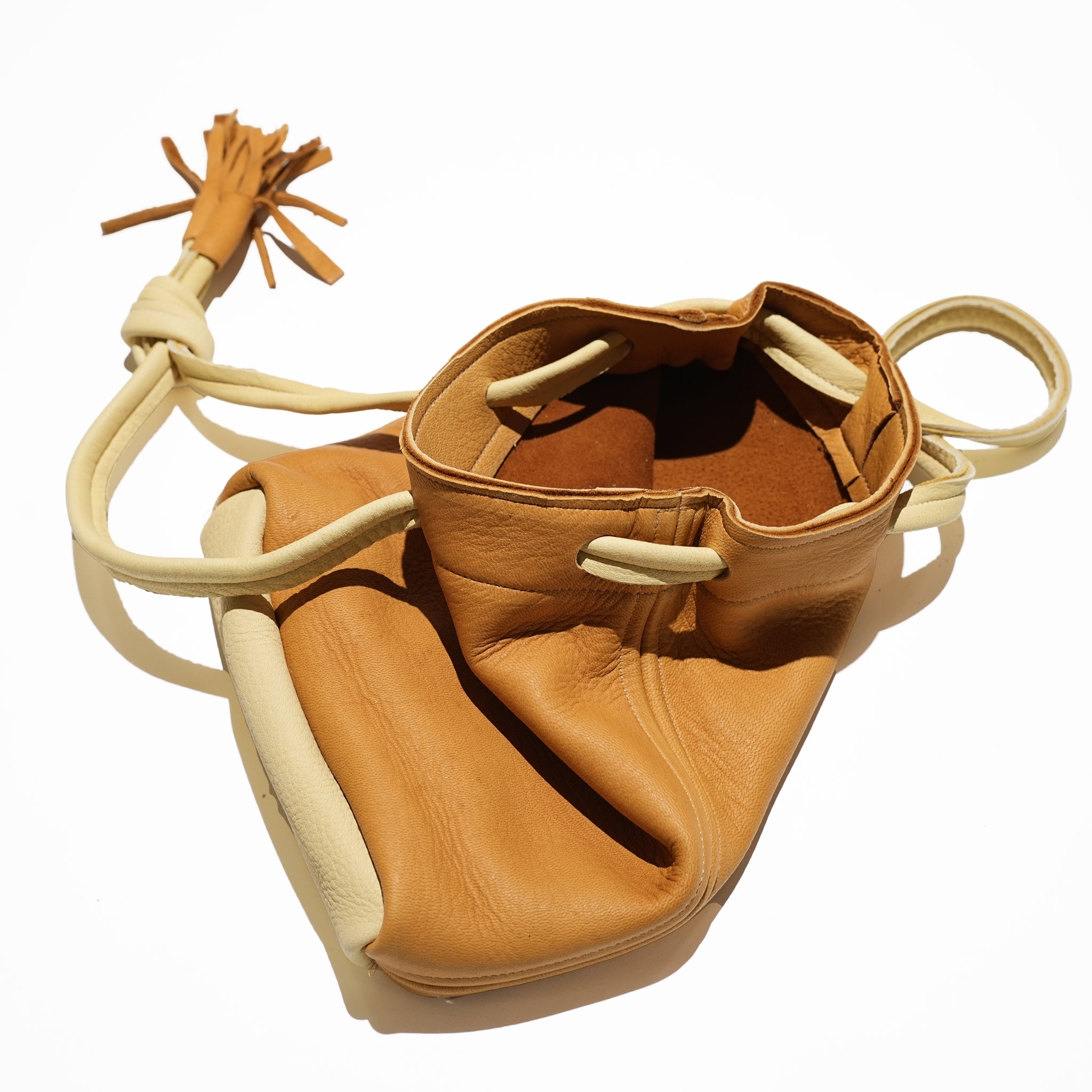 No:EM2326402 | Name:DEARSKIN WHISKY BAG | Color:Camel/Black【NASNGWAM_ナスングワム】