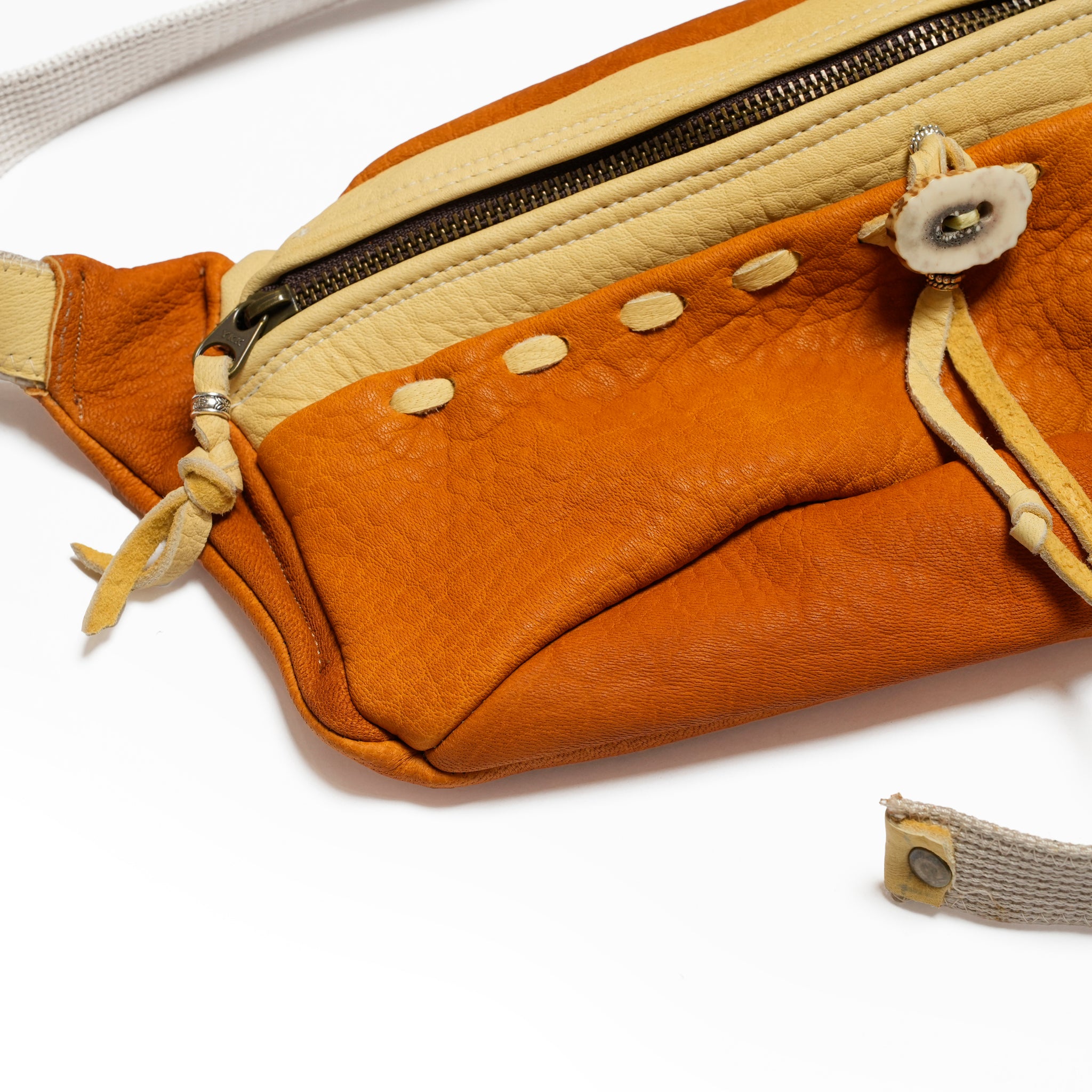 DEERSKIN BODY BAG | Color:Camel | EM2626403_camel【NASNGWAM_ナスングワム】