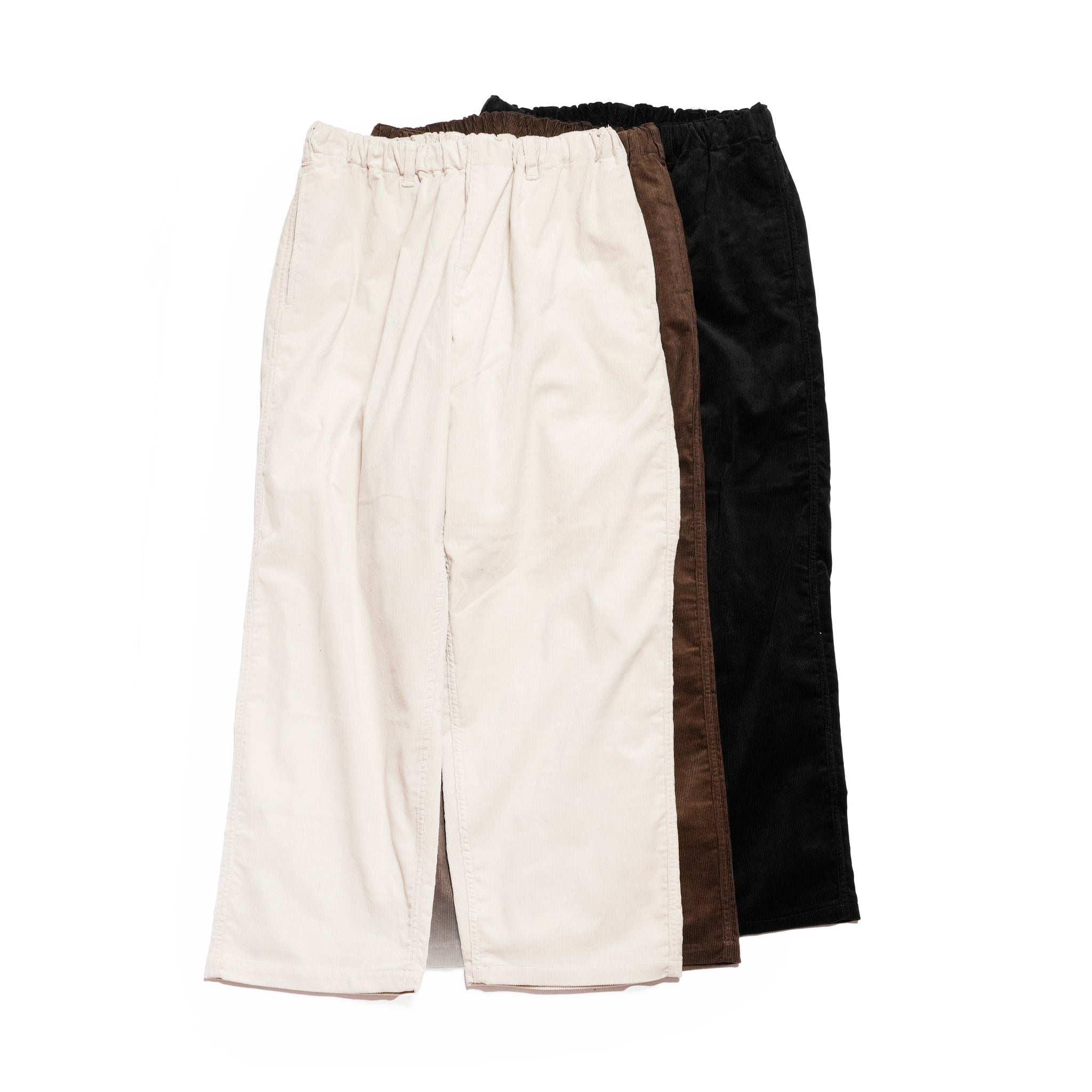 RELAX FITのコーデュロイイージースラックス（ブラック/ブラウン/クリーム）前面、太めシルエットと程よいハリ感が特徴の日本製ワイドパンツ