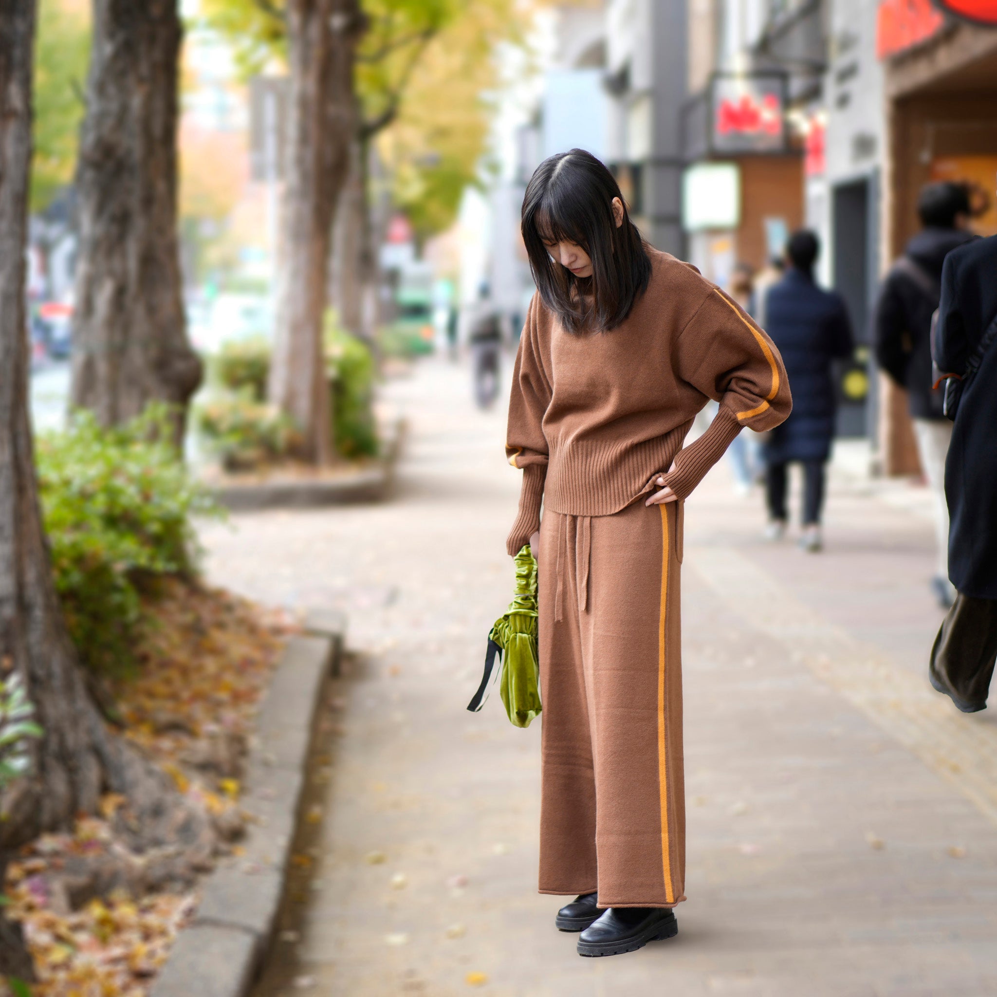WHT24FKN4029 | side line knit pants – Brown | WHYTO