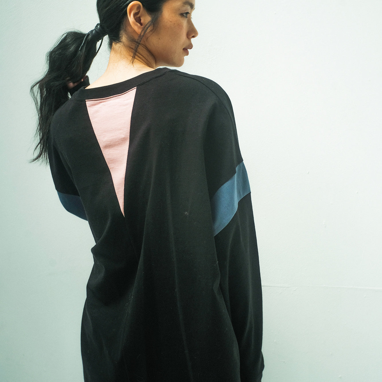 TALK ON YOUR BACK L/S T-SHIRT | Color_Black | No_sf25aw-19_black【STOF_ストフ】【入荷予定アイテム・入荷連絡可能】
