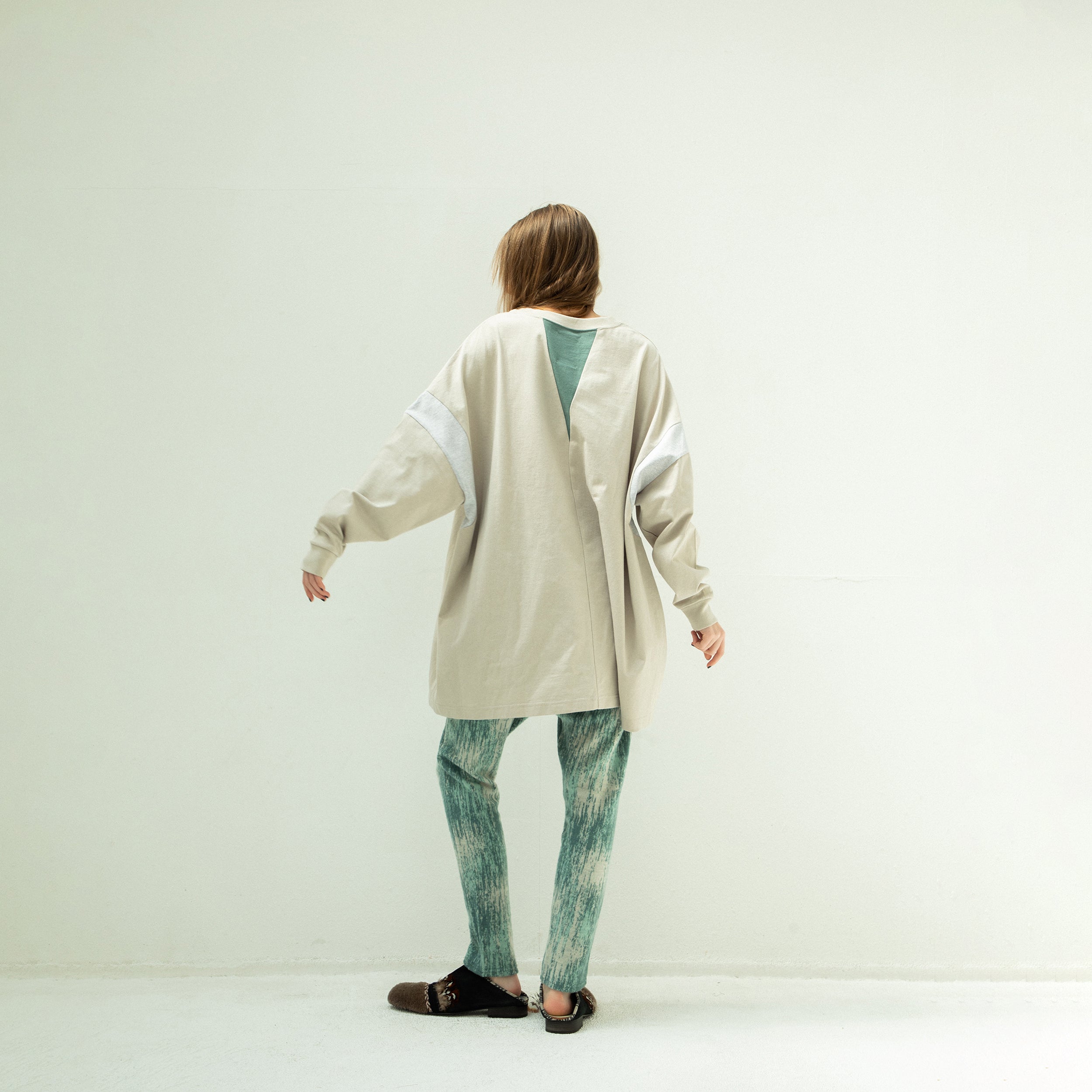 TALK ON YOUR BACK L/S T-SHIRT | Color_G Beige | No_sf25aw-19_g beige【STOF_ストフ】【入荷予定アイテム・入荷連絡可能】