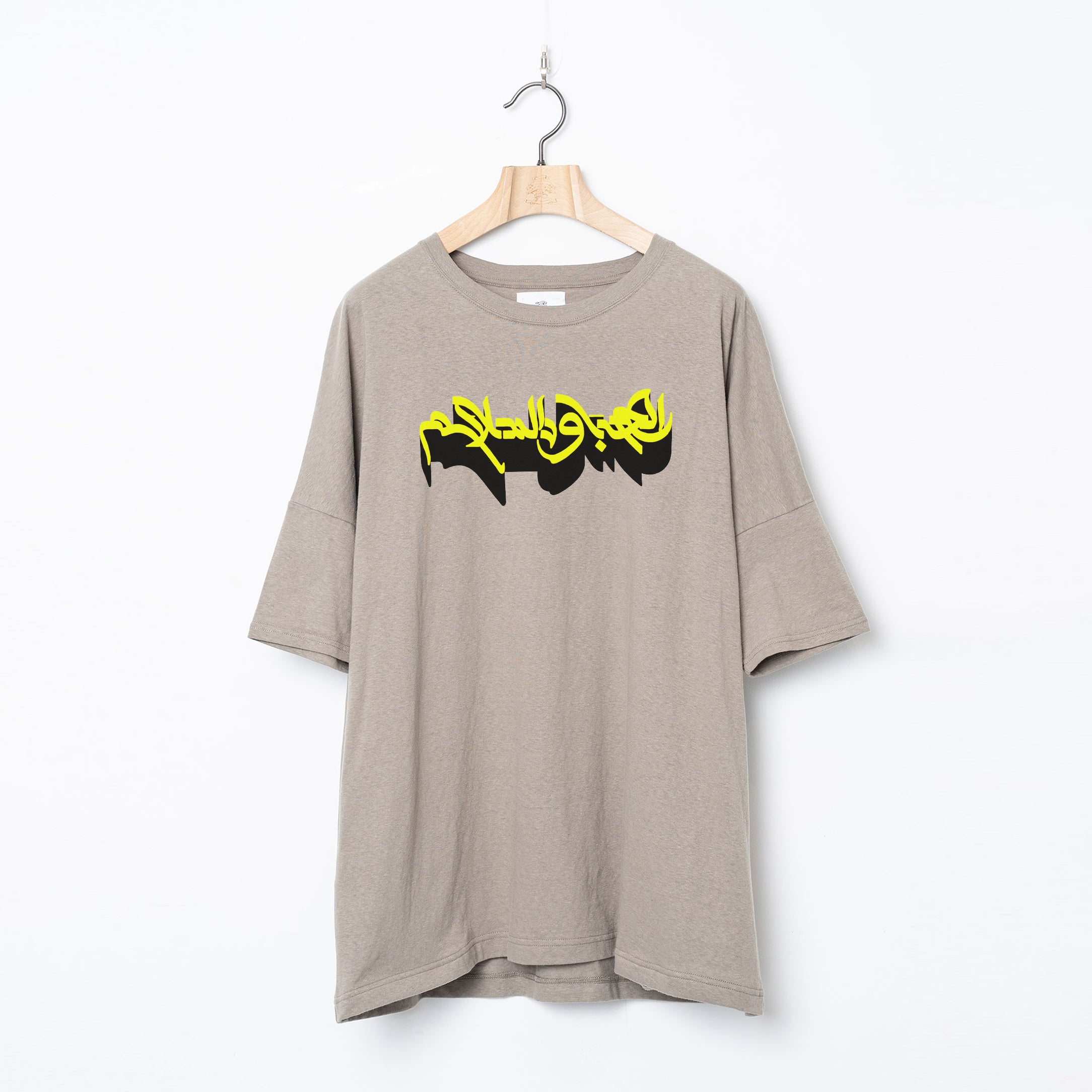 ARABIC L&P Tee – Khaki | STOF | 入荷予定アイテム