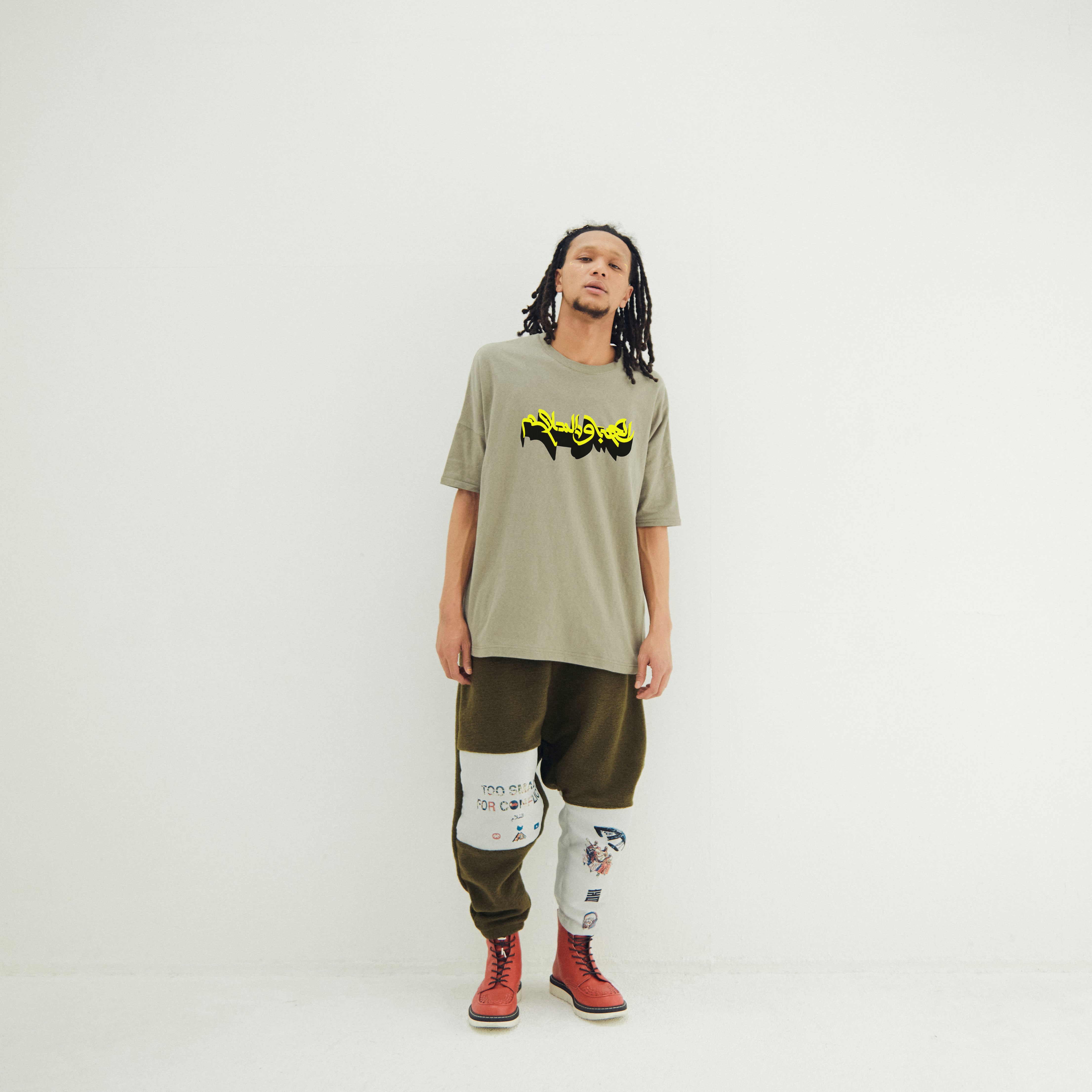 ARABIC L&P Tee – Khaki | STOF | 入荷予定アイテム