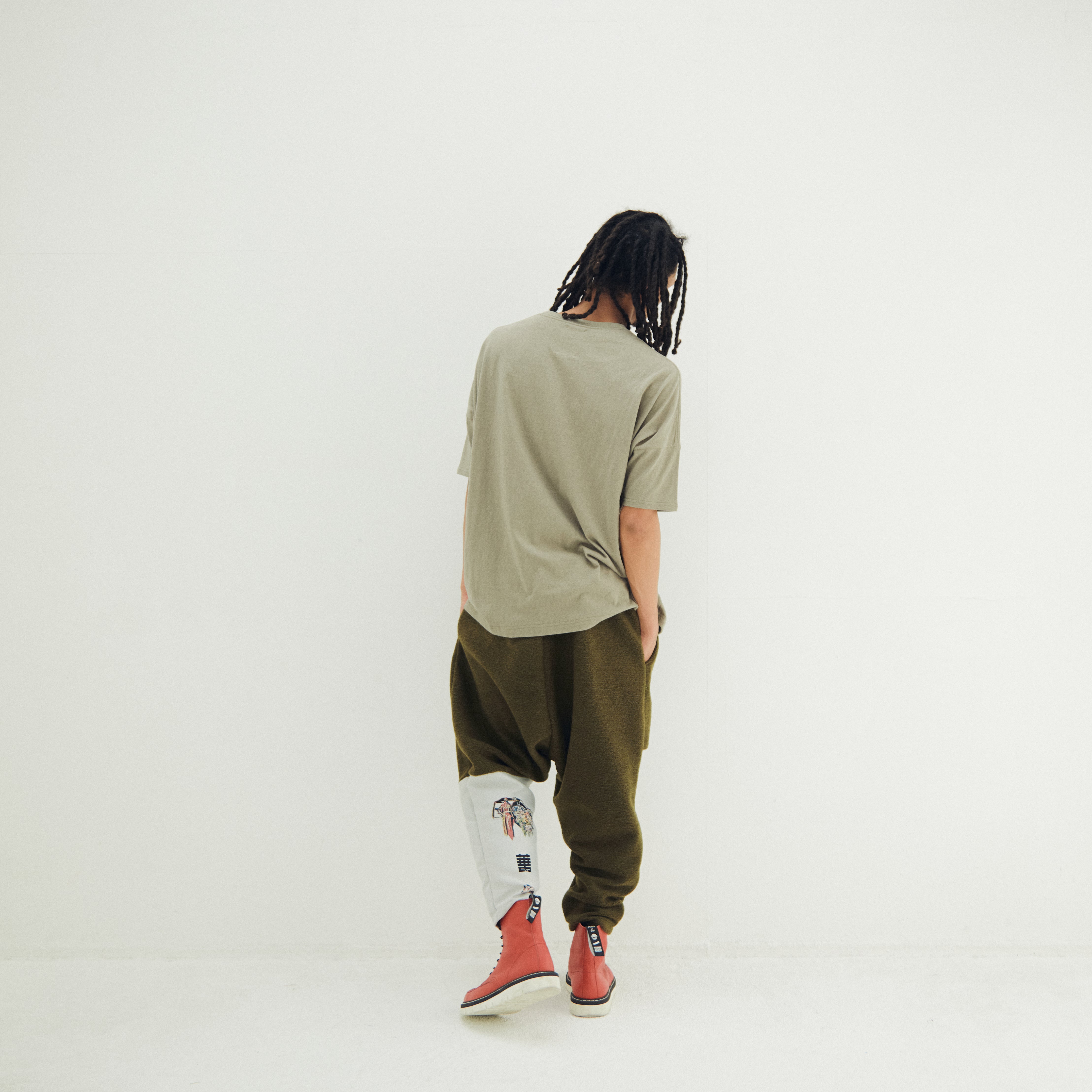 ARABIC L&P Tee – Khaki | STOF | 入荷予定アイテム