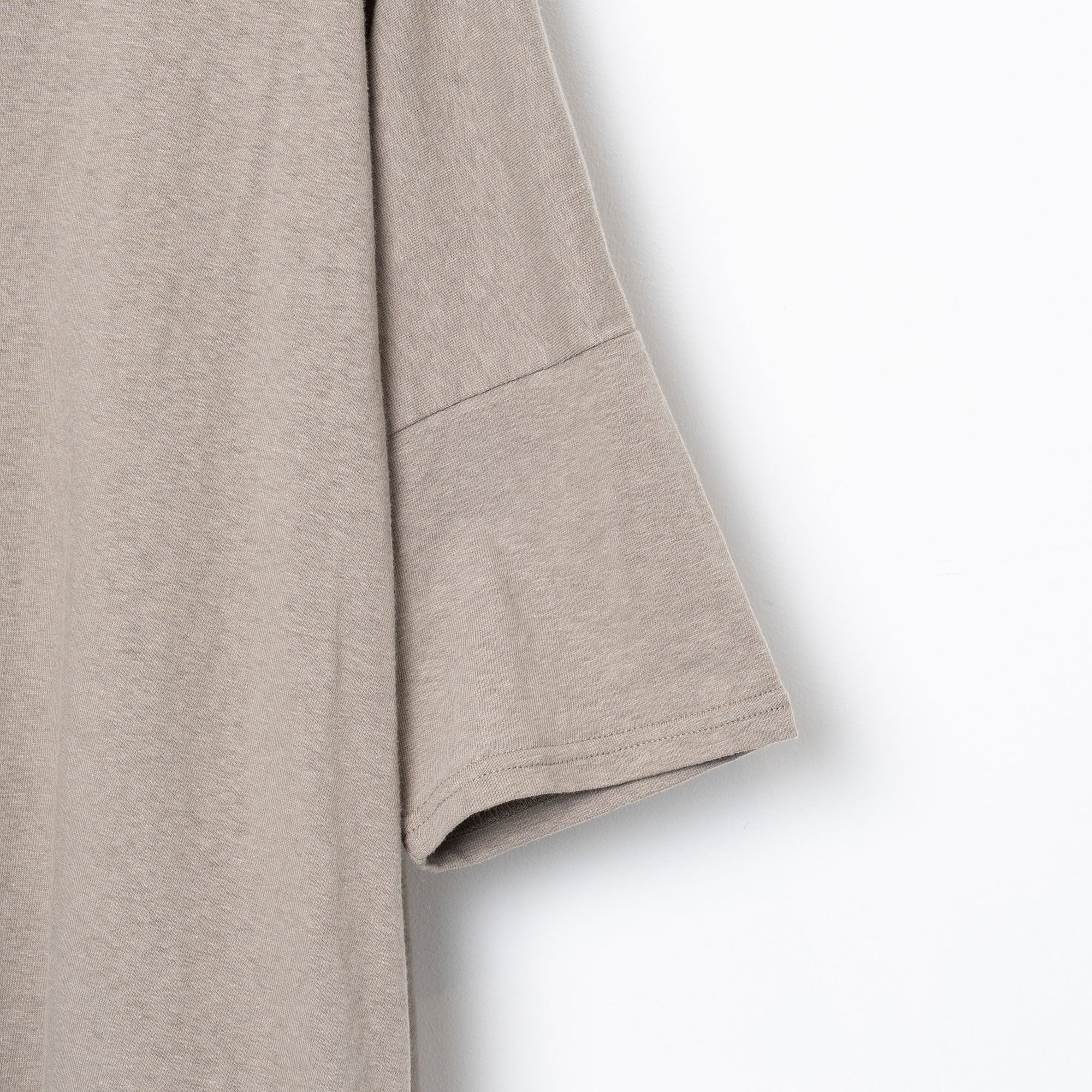 ARABIC L&P Tee – Khaki | STOF | 入荷予定アイテム
