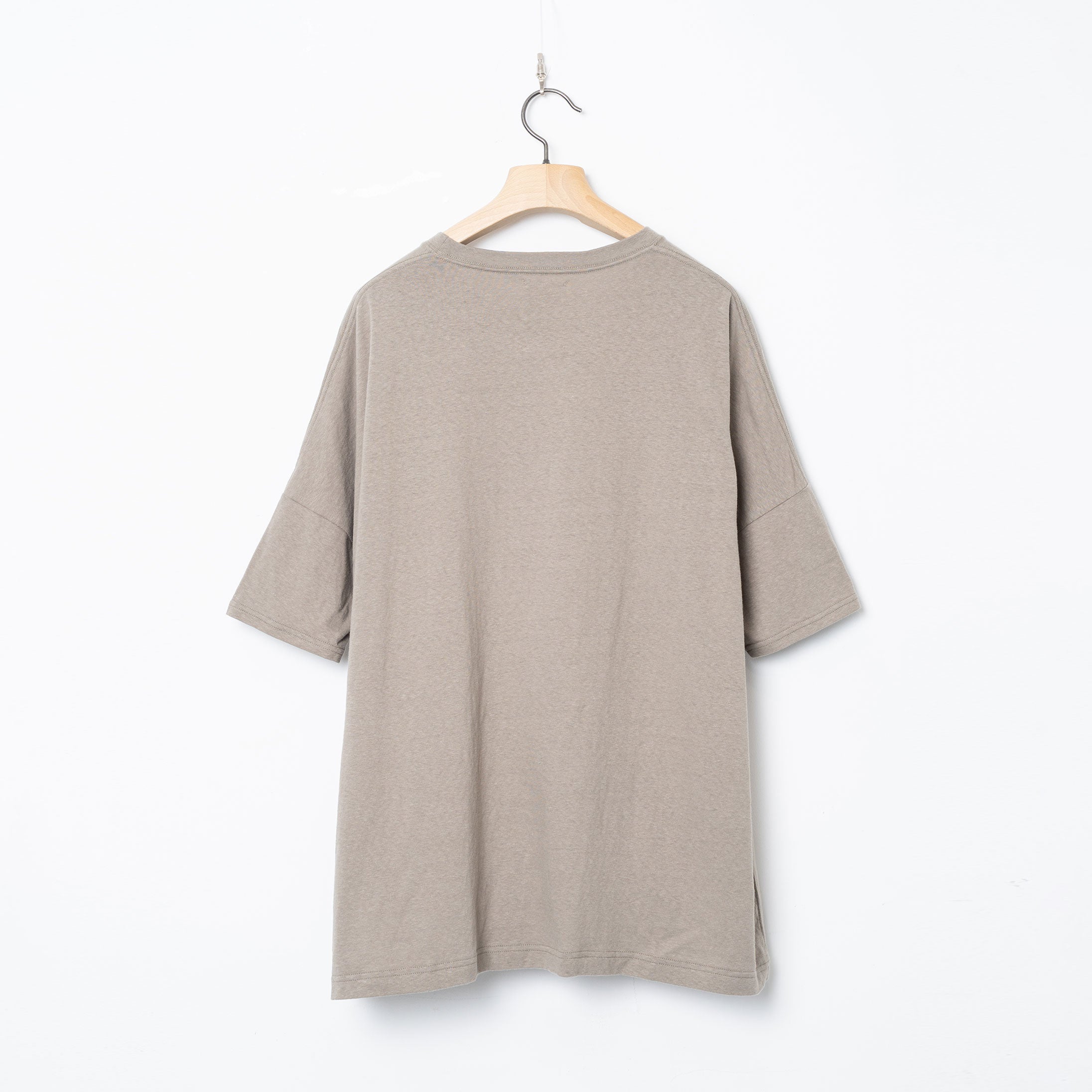 ARABIC L&P Tee – Khaki | STOF | 入荷予定アイテム