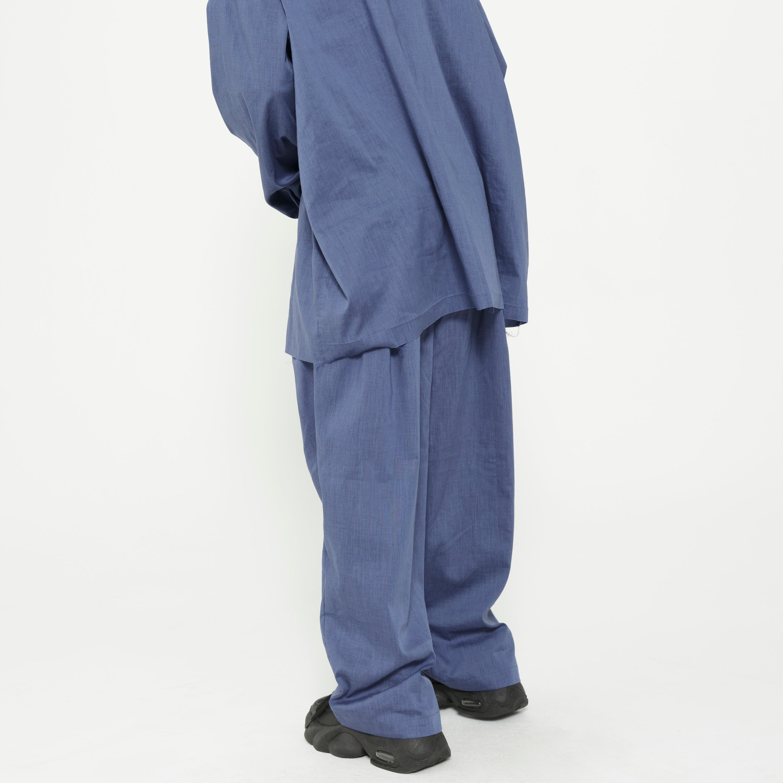 TRIPLE TUCK LINEN PANTS– Blue | STOF