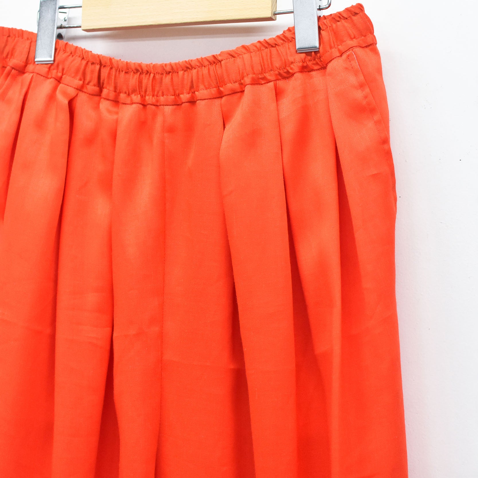 TRIPLE TUCK LINEN PANTS | Color_Red | No_SF26SS-19_Red【STOF_ストフ】【入荷予定アイテム・入荷連絡可能】