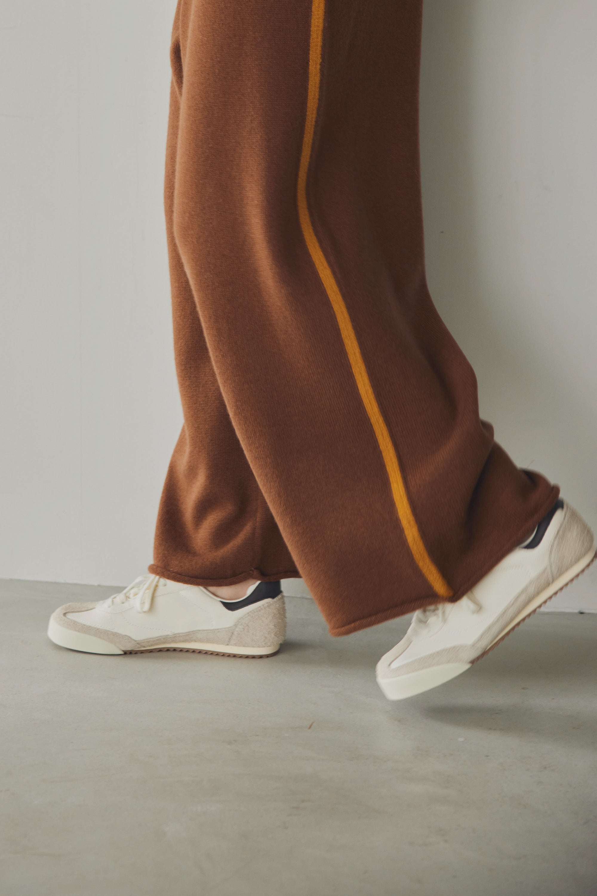 WHT24FKN4029 | side line knit pants – Brown | WHYTO