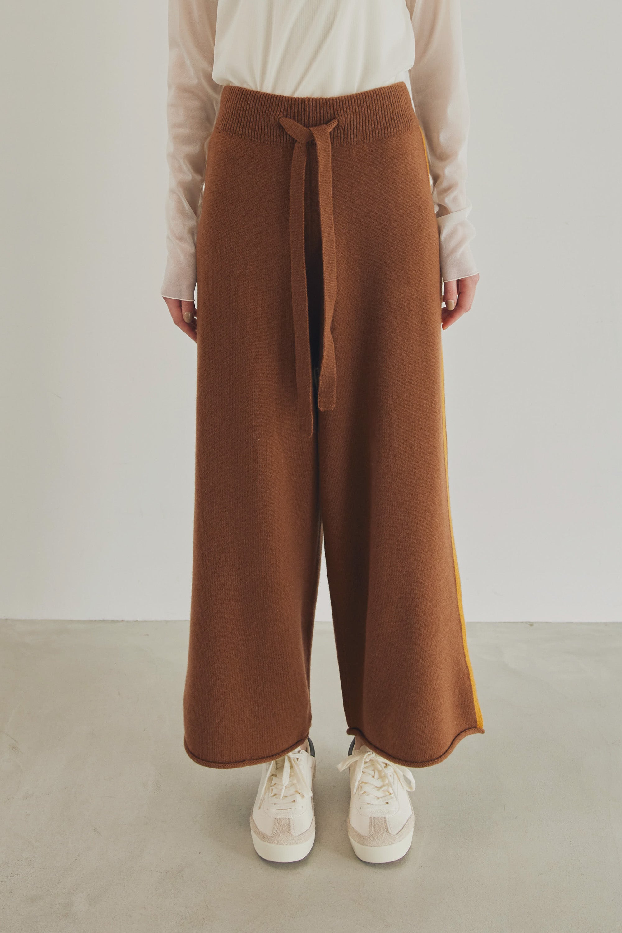 WHT24FKN4029 | side line knit pants – Brown | WHYTO