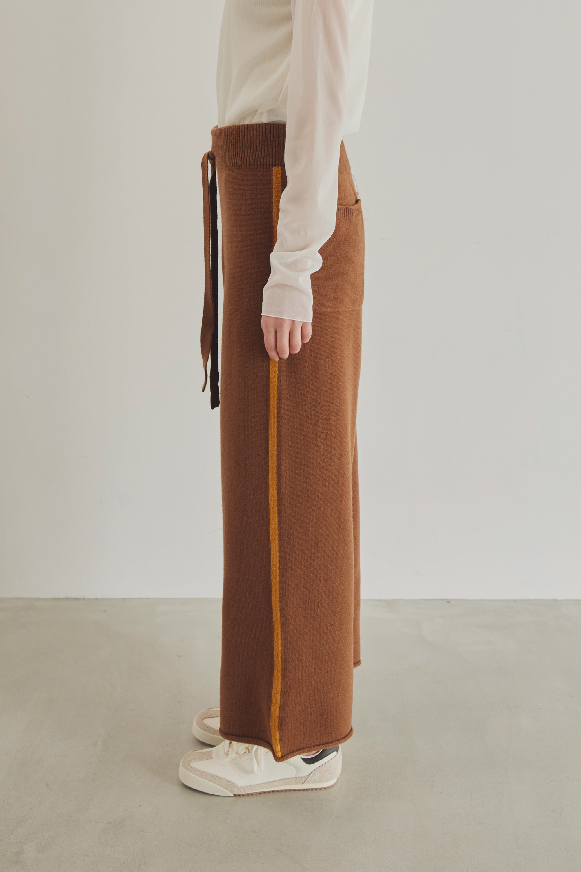 WHT24FKN4029 | side line knit pants – Brown | WHYTO