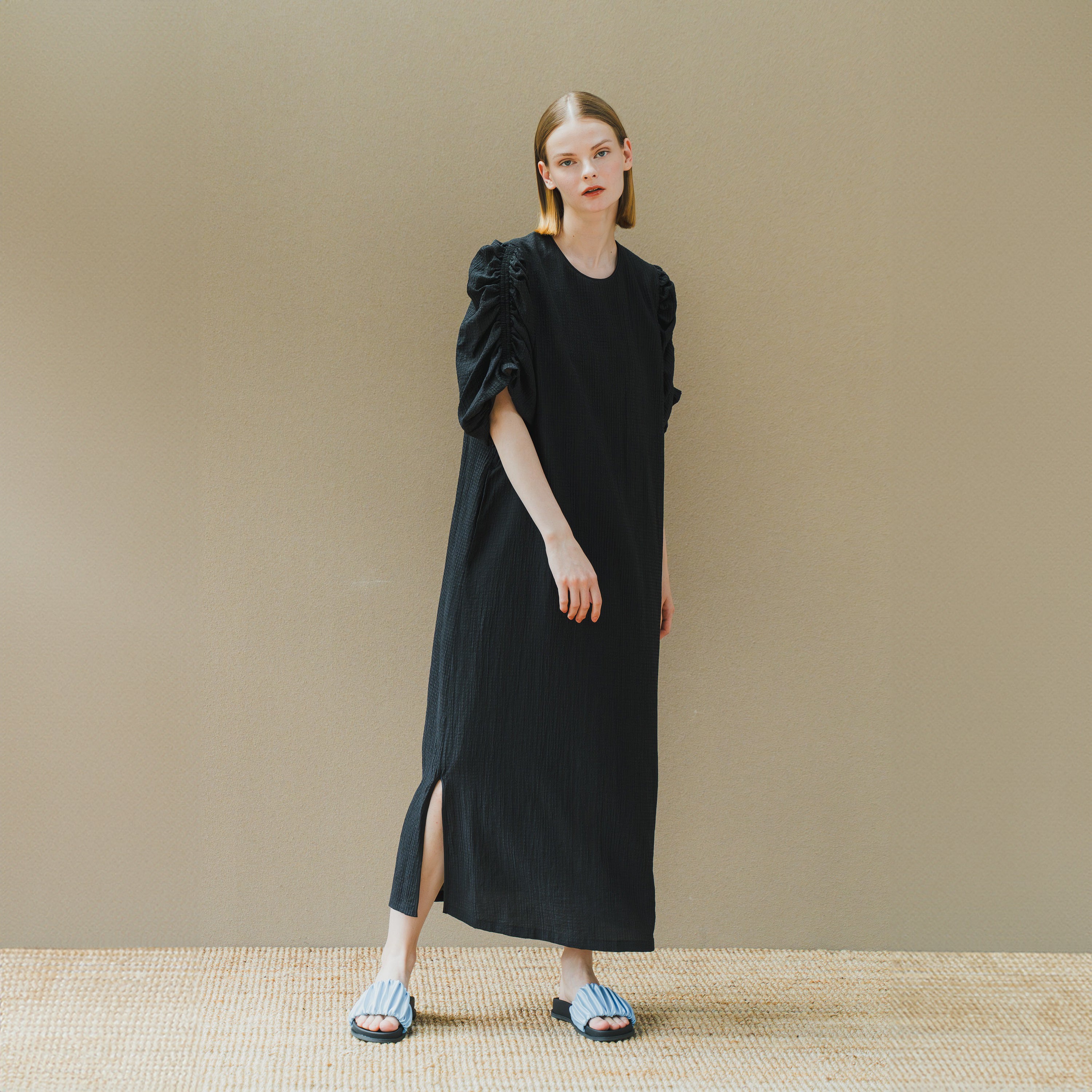 WHT25HOP4068 | GATHER SLEEVE DRESS | Color:Black【WHYTO_ホワイト】