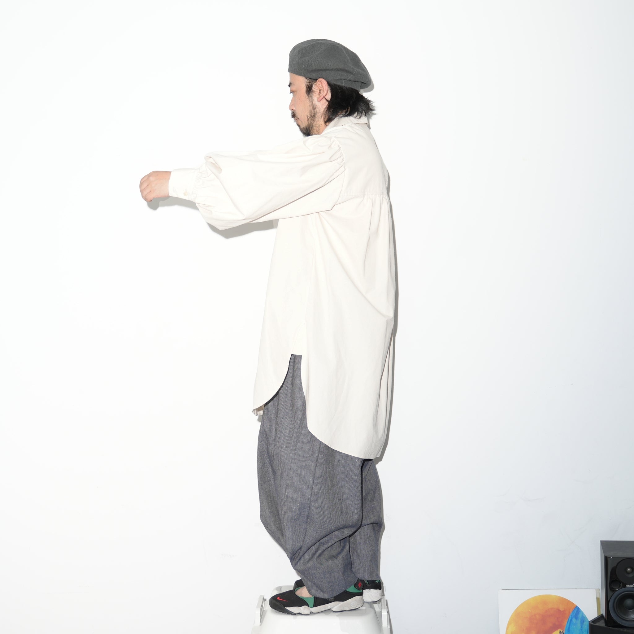 Balloon sleeves over shirt –  Beige | PHABLIC × KAZUI